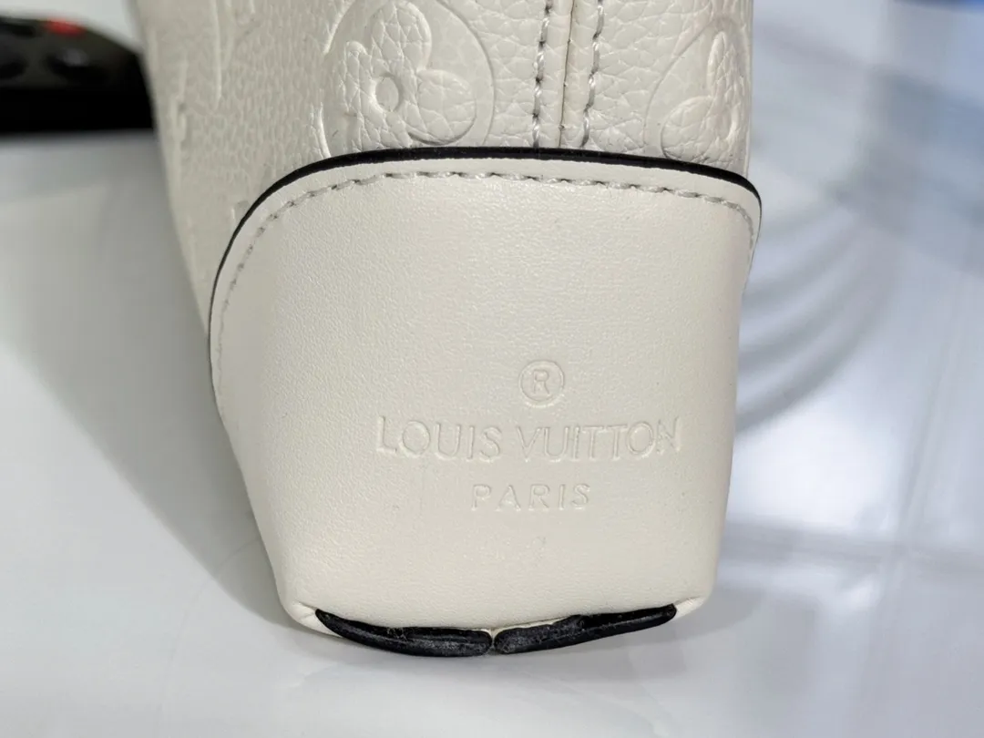 P200💰Upgraded from the original M12174, this Pochette Sèvres is part of the LV Ski Collection and is ready to shine in a “shiny” gun metal tone. It's crafted from signature Monogram Empreinte leather with pale gold hardware for an elegant contrast. The double zip closure features two pendants, one depicting an LV ring and the other displaying a crystal-embellished Monogram flower. Think of it as the perfect après-ski bag. Dimensions: 25 x 13 x 5 cm (length x height x width)