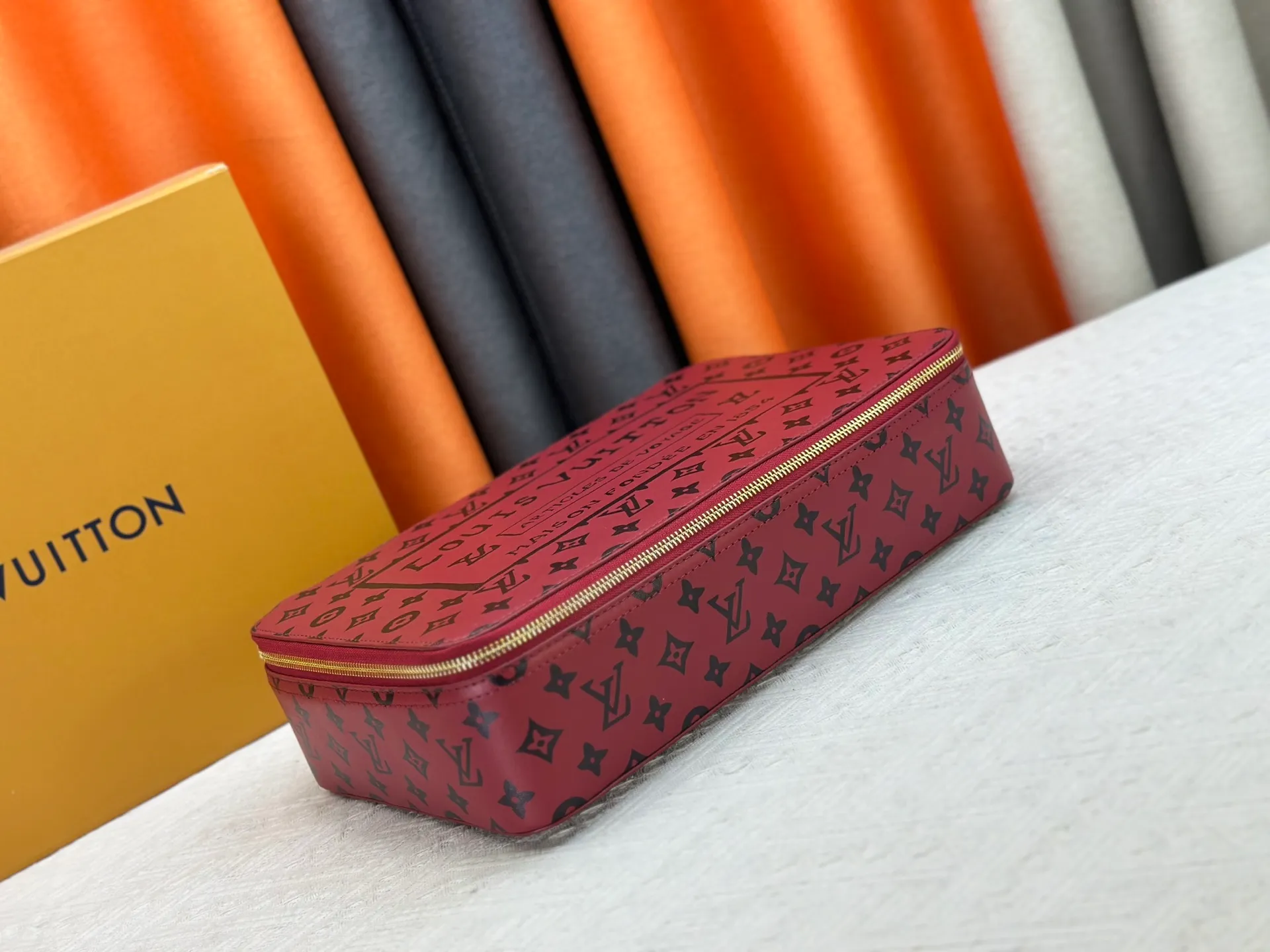 P240 upgrades the original M43690 M15193 large burgundy M25789 medium burgundy jewelry box to meet the modern style travel jewelry box. Presbyopia storage box cosmetic bag box jewelry box, elegant red microfiber lining, this exquisite and elegant Monogram treasure can safely store earrings, necklaces, bracelets and rings. The size is large 34.0×22.0×8.5, medium 22.4x14x8.5,