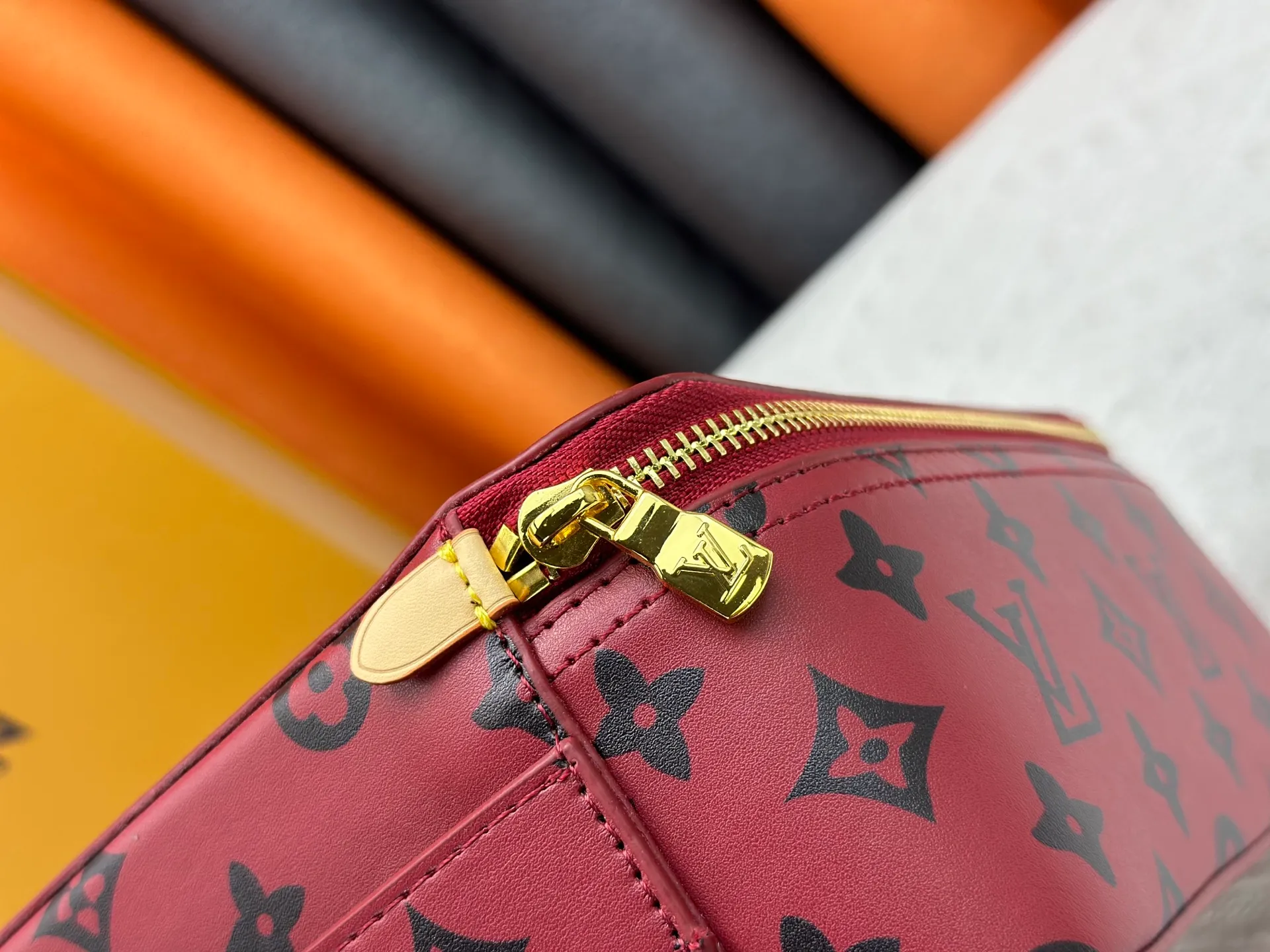 P240 upgrades the original M43690 M15193 large burgundy M25789 medium burgundy jewelry box to meet the modern style travel jewelry box. Presbyopia storage box cosmetic bag box jewelry box, elegant red microfiber lining, this exquisite and elegant Monogram treasure can safely store earrings, necklaces, bracelets and rings. The size is large 34.0×22.0×8.5, medium 22.4x14x8.5,