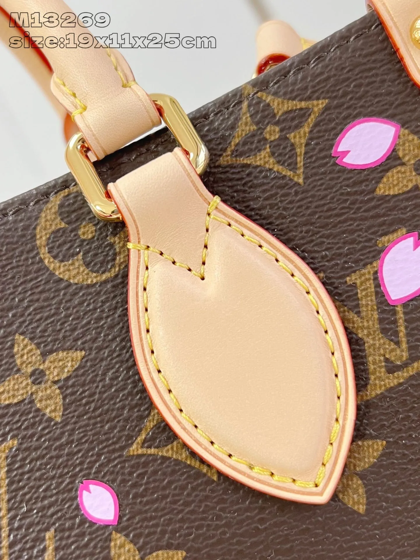 💰1100 (Steel Hardware) Top Original Order M13269] This small OnTheGo handbag comes from the Louis Vuitton x Takashi Murakami replica series, renewing the classic design with a bright Cherry Blossom pattern. Monogram coated canvas accentuates a floral pattern that symbolizes rebirth, while cowhide leather trim and dazzling hardware add to the sophisticated style. Removable Cherry Blossom embellishments add a new twist. 19 x 11.5 x 25 cm (height x width x length)