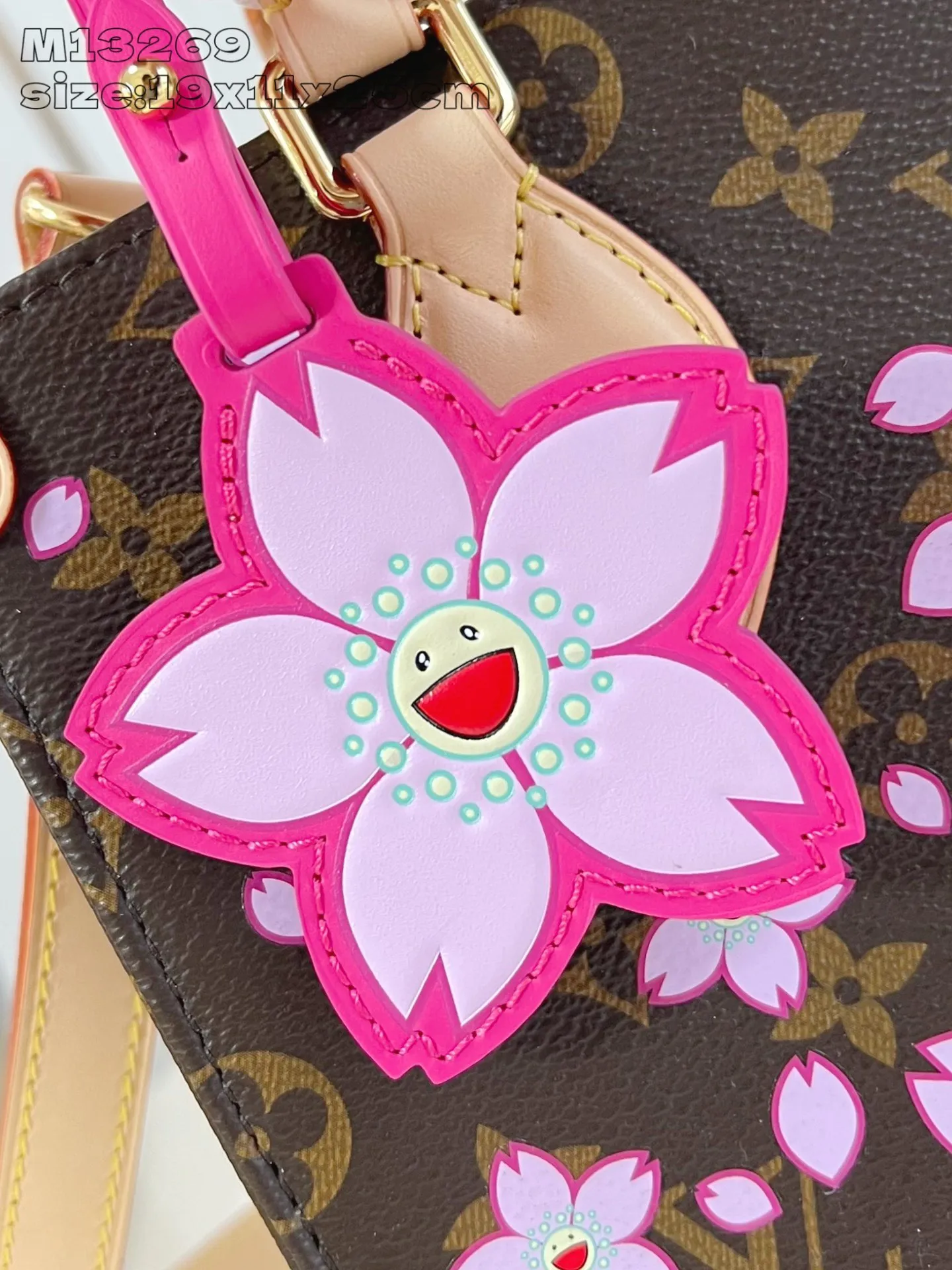 💰1100 (Steel Hardware) Top Original Order M13269] This small OnTheGo handbag comes from the Louis Vuitton x Takashi Murakami replica series, renewing the classic design with a bright Cherry Blossom pattern. Monogram coated canvas accentuates a floral pattern that symbolizes rebirth, while cowhide leather trim and dazzling hardware add to the sophisticated style. Removable Cherry Blossom embellishments add a new twist. 19 x 11.5 x 25 cm (height x width x length)