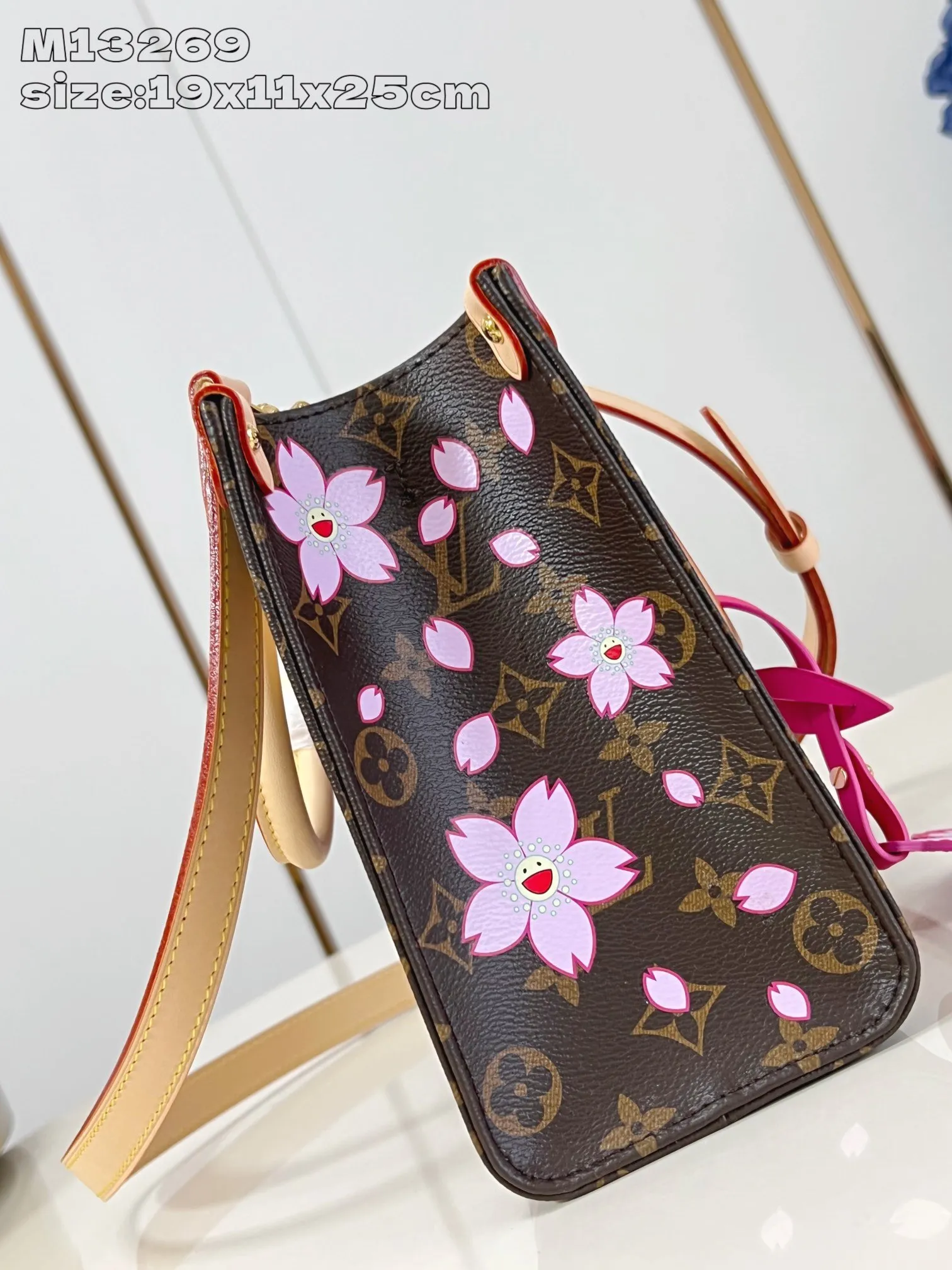 💰1100 (Steel Hardware) Top Original Order M13269] This small OnTheGo handbag comes from the Louis Vuitton x Takashi Murakami replica series, renewing the classic design with a bright Cherry Blossom pattern. Monogram coated canvas accentuates a floral pattern that symbolizes rebirth, while cowhide leather trim and dazzling hardware add to the sophisticated style. Removable Cherry Blossom embellishments add a new twist. 19 x 11.5 x 25 cm (height x width x length)
