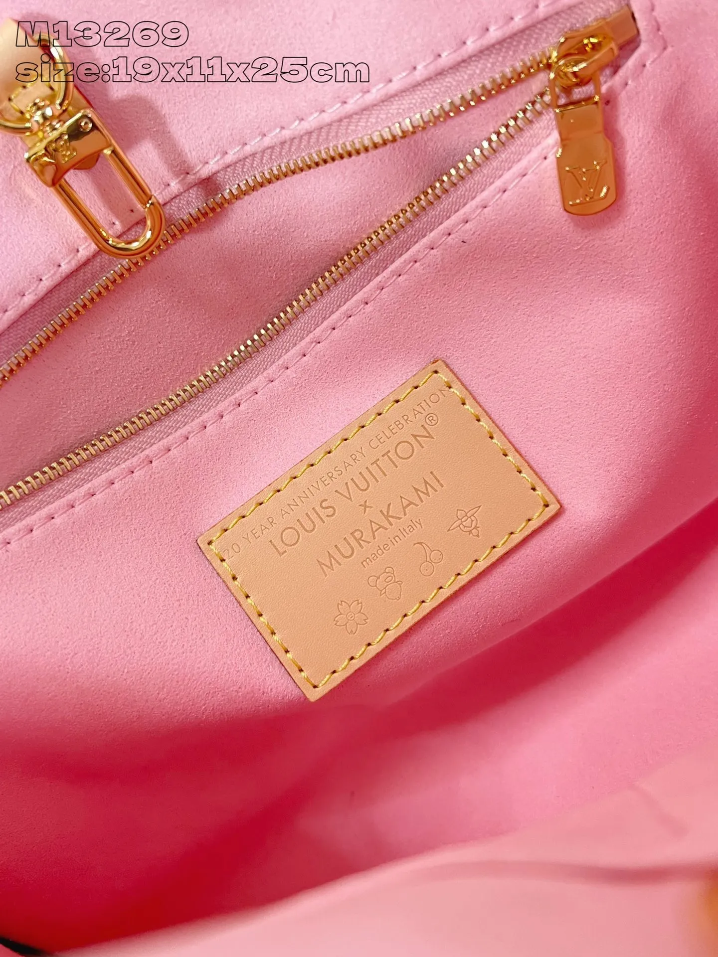 💰1100 (Steel Hardware) Top Original Order M13269] This small OnTheGo handbag comes from the Louis Vuitton x Takashi Murakami replica series, renewing the classic design with a bright Cherry Blossom pattern. Monogram coated canvas accentuates a floral pattern that symbolizes rebirth, while cowhide leather trim and dazzling hardware add to the sophisticated style. Removable Cherry Blossom embellishments add a new twist. 19 x 11.5 x 25 cm (height x width x length)