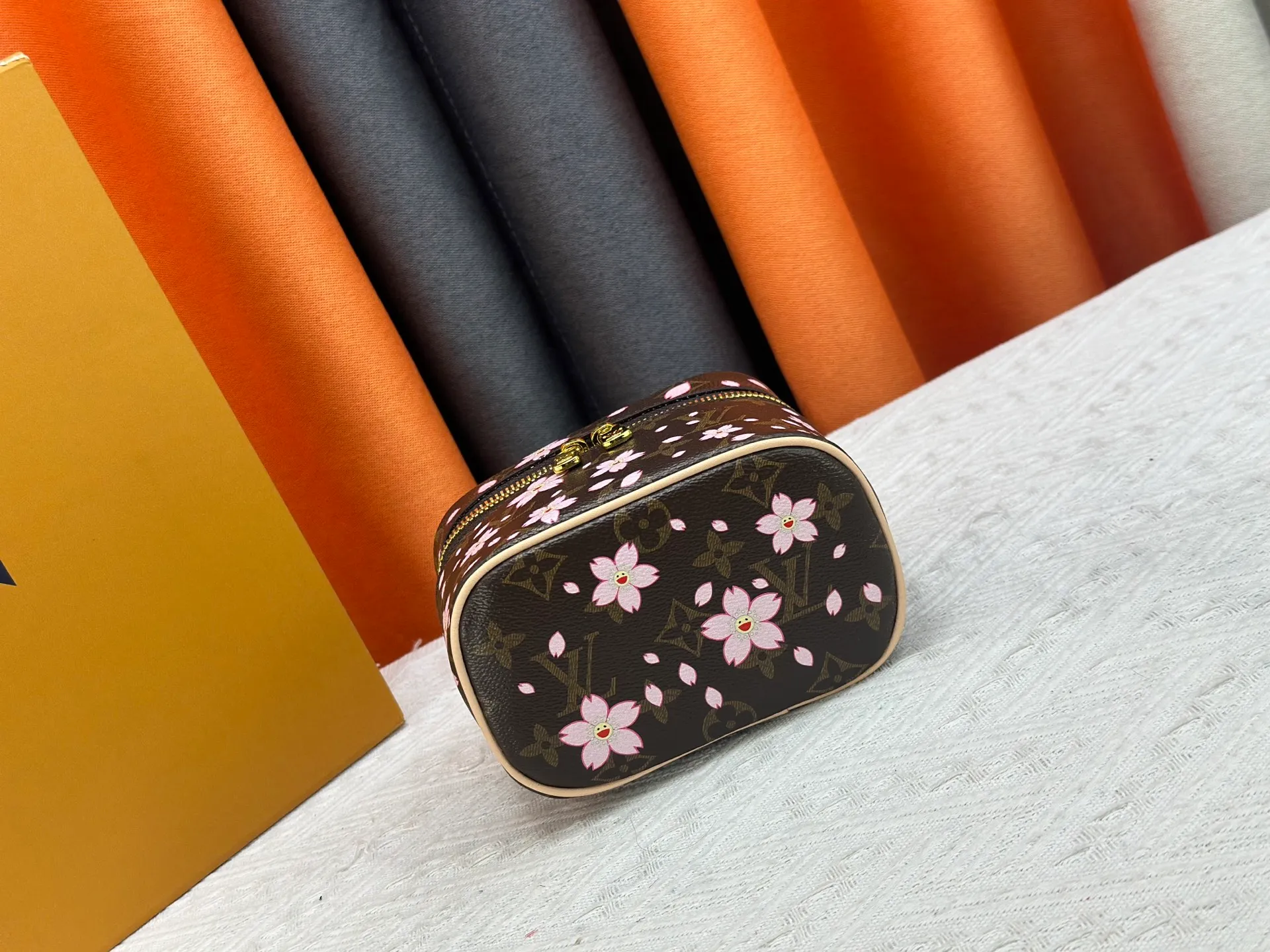P240 Upgraded original version M13747 M44495 M42265 M44936 M42263 lv Murakami Nice mini Nano cosmetic bag with Monogram printing and 33 colorful colors. In 2025, Murakami and LV jointly launched the white tricolor and black tricolor twelve pieces, which are very popular around the world and are loved by celebrities and celebrities. Dimensions: 14 x 10.2 x 8.5 (LxHxW)