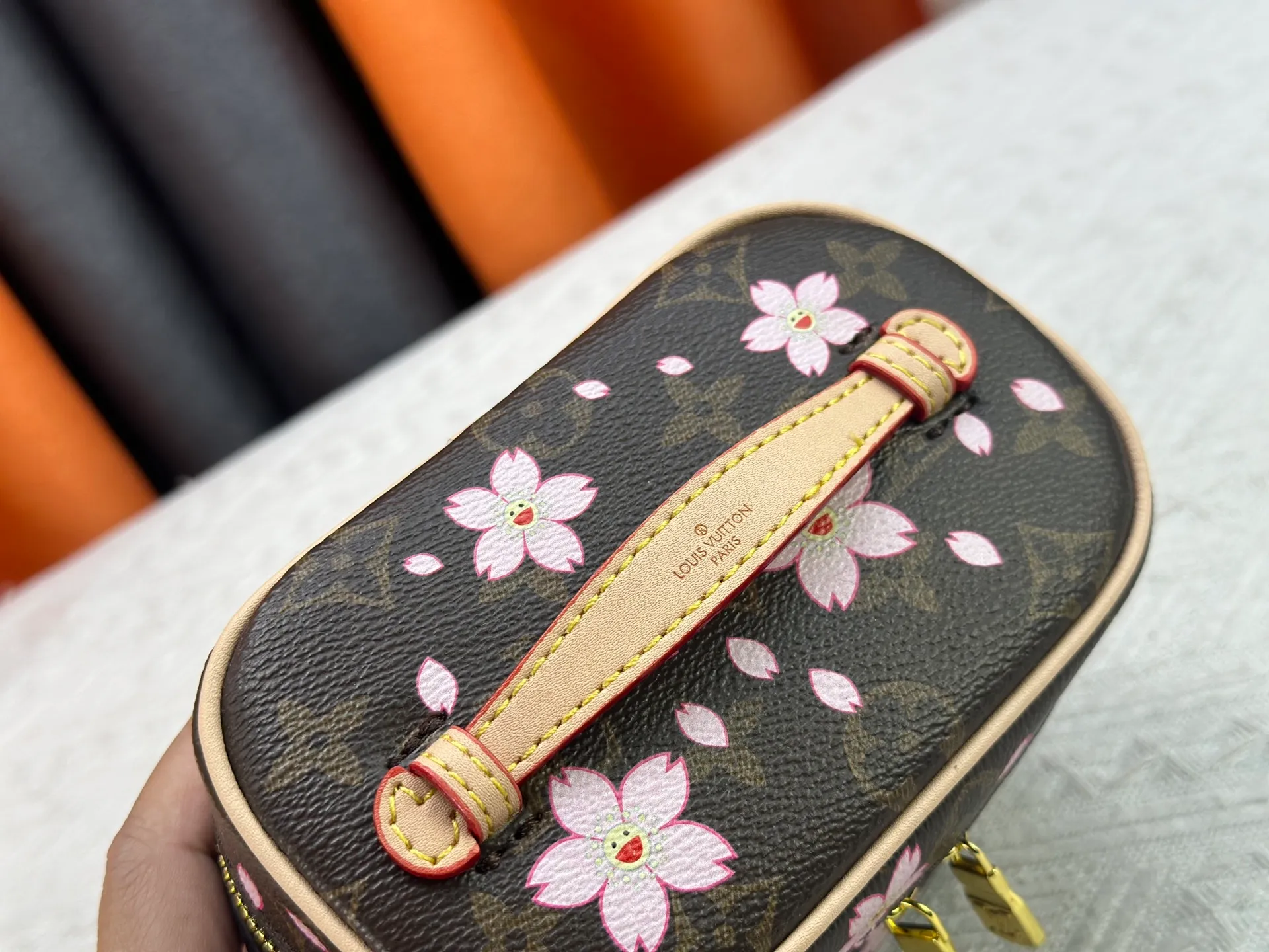 P240 Upgraded original version M13747 M44495 M42265 M44936 M42263 lv Murakami Nice mini Nano cosmetic bag with Monogram printing and 33 colorful colors. In 2025, Murakami and LV jointly launched the white tricolor and black tricolor twelve pieces, which are very popular around the world and are loved by celebrities and celebrities. Dimensions: 14 x 10.2 x 8.5 (LxHxW)