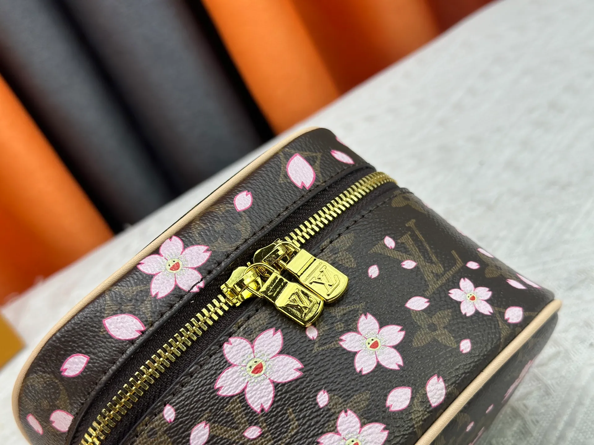 P240 Upgraded original version M13747 M44495 M42265 M44936 M42263 lv Murakami Nice mini Nano cosmetic bag with Monogram printing and 33 colorful colors. In 2025, Murakami and LV jointly launched the white tricolor and black tricolor twelve pieces, which are very popular around the world and are loved by celebrities and celebrities. Dimensions: 14 x 10.2 x 8.5 (LxHxW)