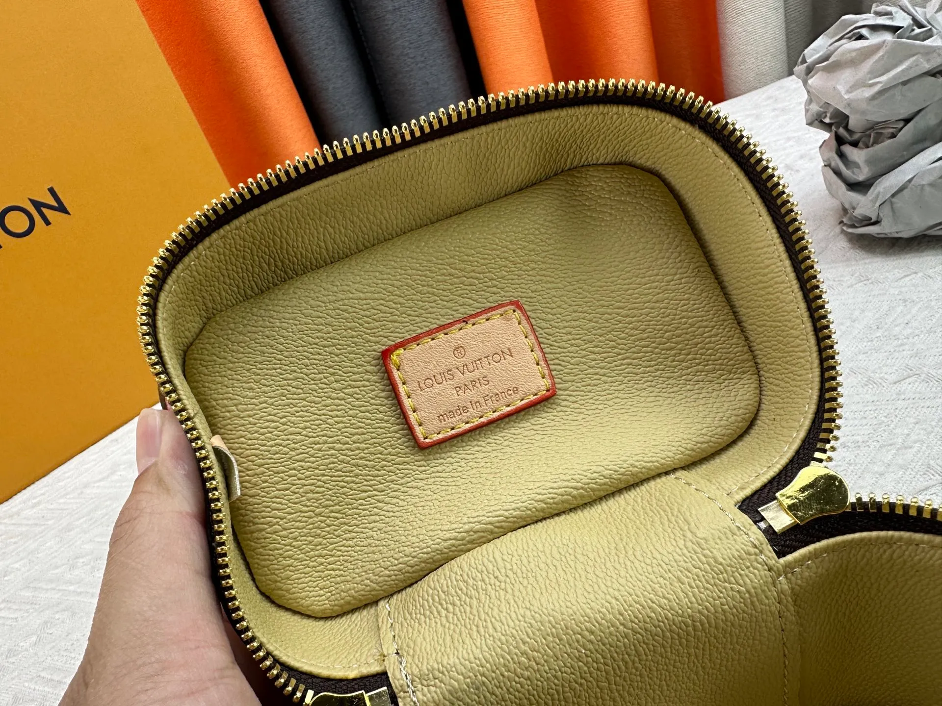 P240 Upgraded original version M13747 M44495 M42265 M44936 M42263 lv Murakami Nice mini Nano cosmetic bag with Monogram printing and 33 colorful colors. In 2025, Murakami and LV jointly launched the white tricolor and black tricolor twelve pieces, which are very popular around the world and are loved by celebrities and celebrities. Dimensions: 14 x 10.2 x 8.5 (LxHxW)