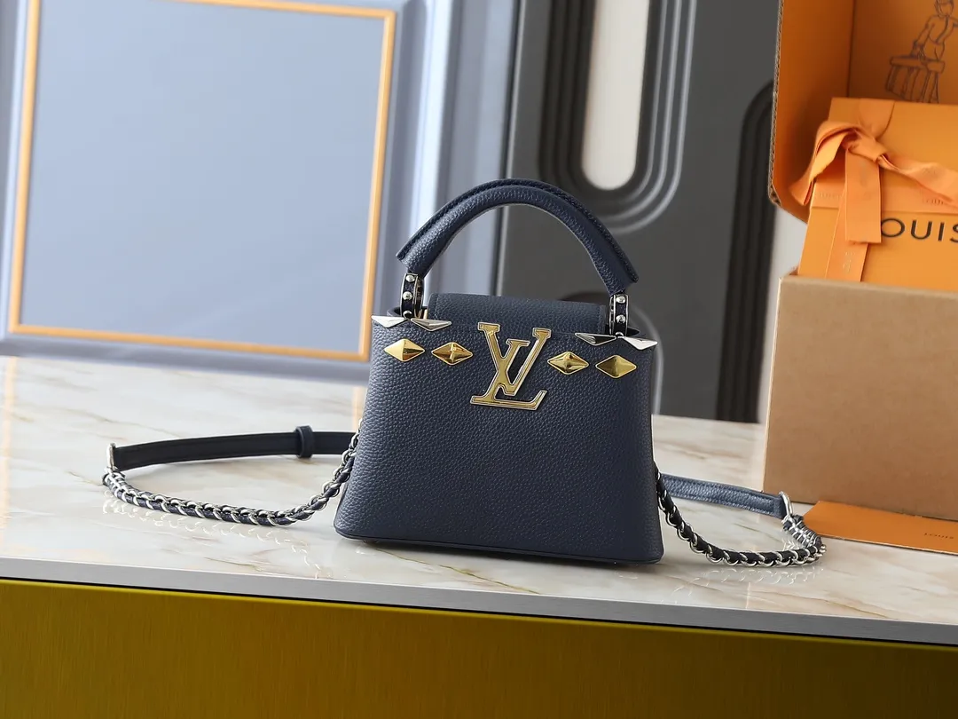 💰380💰Guangzhou goods Upgraded original M12135 M11964 M12751 This Capucines mini handbag is made of Taurillon cow leather, and the upper edge of the Malletage is shaped with shiny diamond-shaped metal elements, highlighting the new design of the season. The flip cover provides two styles: external or internal storage, and the ample compartments inside can accommodate all your travel needs. Dimensions: 21.0 x 13.6 x 8.0 cm (length x height x width)