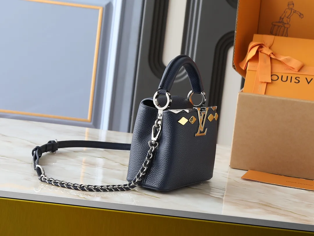 💰380💰Guangzhou goods Upgraded original M12135 M11964 M12751 This Capucines mini handbag is made of Taurillon cow leather, and the upper edge of the Malletage is shaped with shiny diamond-shaped metal elements, highlighting the new design of the season. The flip cover provides two styles: external or internal storage, and the ample compartments inside can accommodate all your travel needs. Dimensions: 21.0 x 13.6 x 8.0 cm (length x height x width)