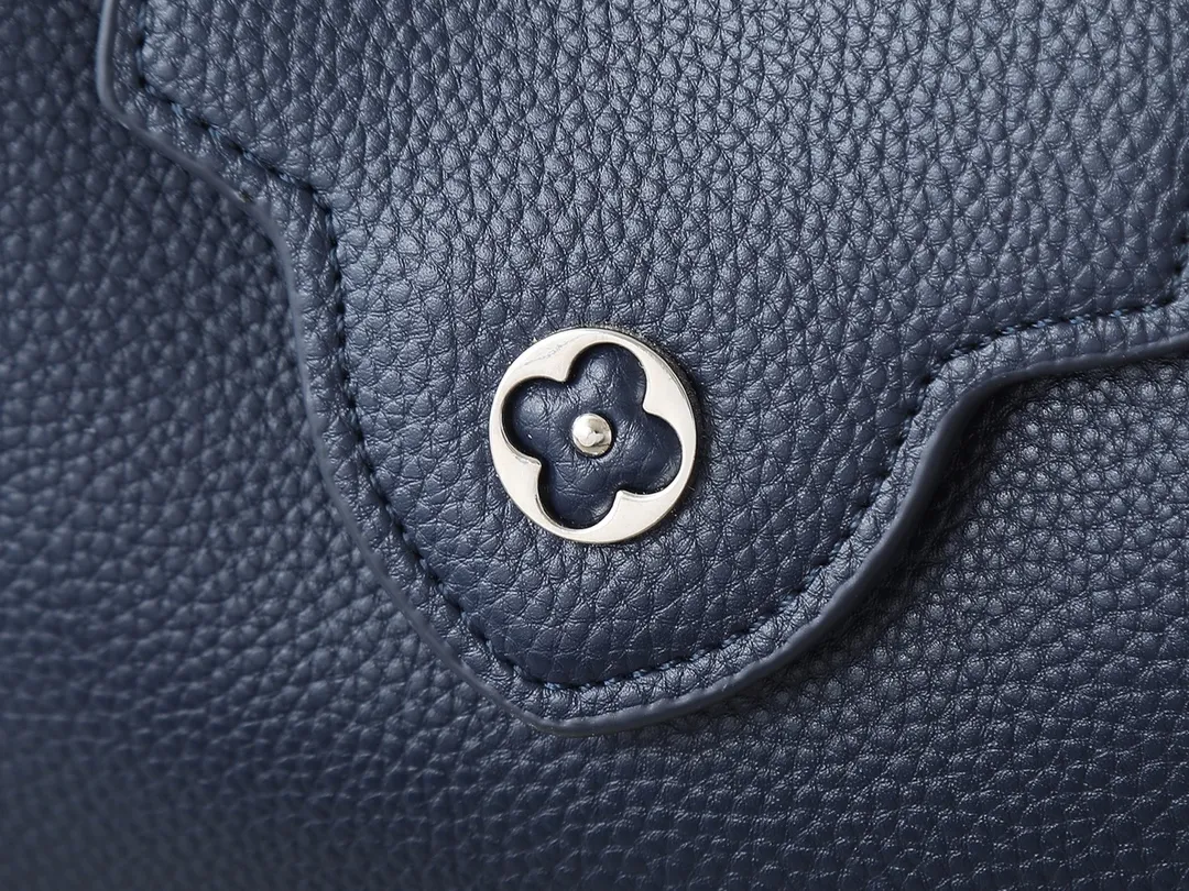 💰380💰Guangzhou goods Upgraded original M12135 M11964 M12751 This Capucines mini handbag is made of Taurillon cow leather, and the upper edge of the Malletage is shaped with shiny diamond-shaped metal elements, highlighting the new design of the season. The flip cover provides two styles: external or internal storage, and the ample compartments inside can accommodate all your travel needs. Dimensions: 21.0 x 13.6 x 8.0 cm (length x height x width)