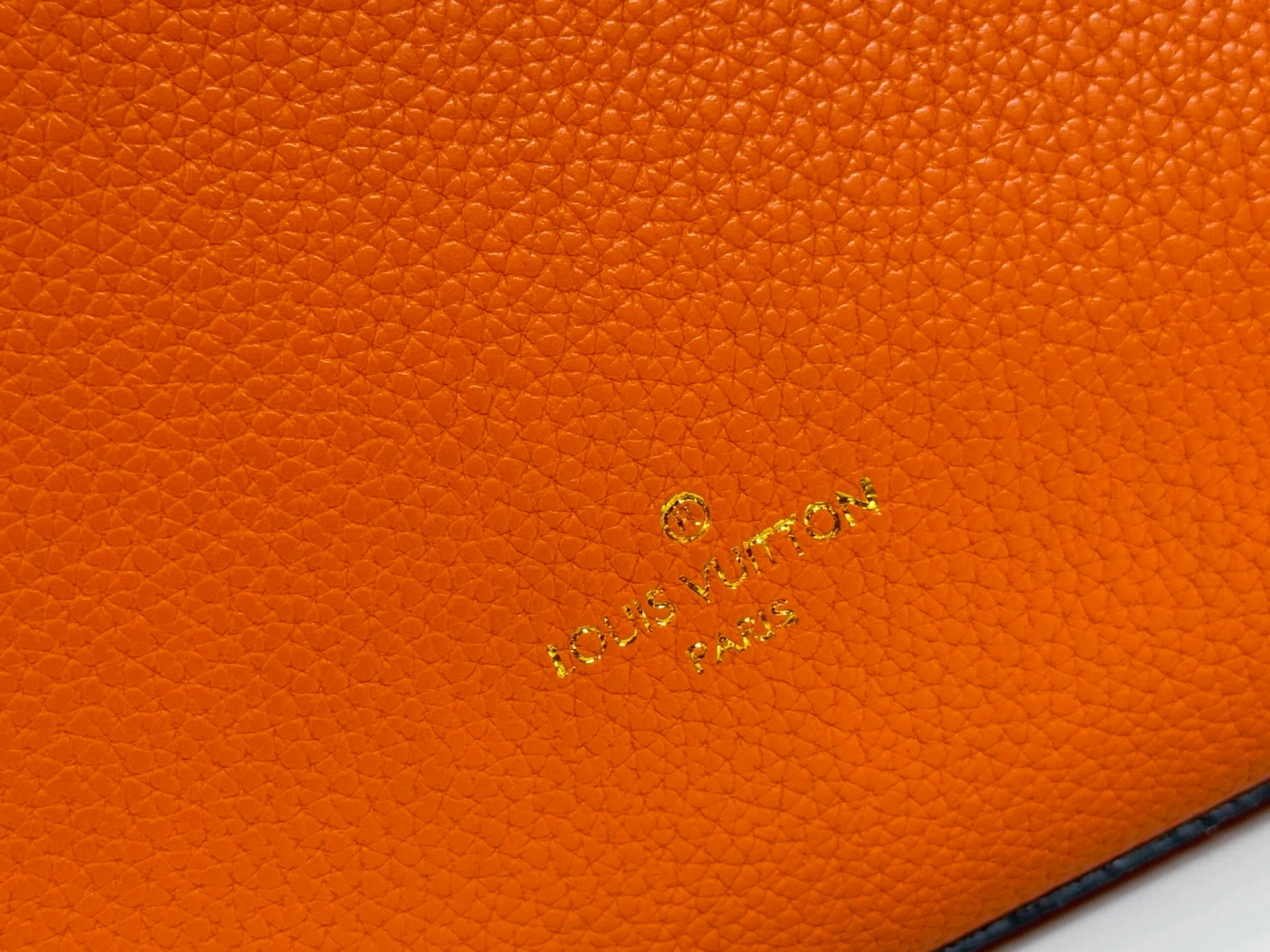 P340 upgraded original M53826 M53825 M53824 M53823On My Side handbag shows the elegant fusion of calfskin and classic Monogram canvas. Contrasting canvas shapes the large outer pocket, creating a trompe l'oeil effect as if two handbags merge into one. Plenty of space can easily accommodate office needs, and the adjustable shoulder strap allows for a cross-body style. Dimensions: 30.5 x 24.5 x 14 cm (Length x Height x Width) - Calfskin and Monogram coated canvas - Cowhide leather trim - Microfiber lining - 2 top handles for hand or elbow carry - Adjustable shoulder strap for shoulder or cross-body wear - Lock closure - 2 outer pockets with magnetic closure - Zip pocket - 1 patch pocket