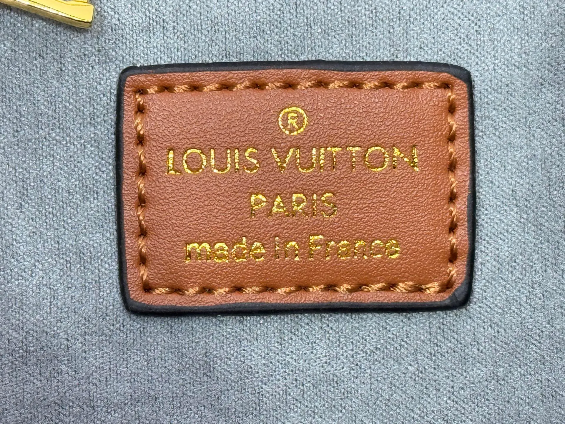 P340 upgraded original M53826 M53825 M53824 M53823On My Side handbag shows the elegant fusion of calfskin and classic Monogram canvas. Contrasting canvas shapes the large outer pocket, creating a trompe l'oeil effect as if two handbags merge into one. Plenty of space can easily accommodate office needs, and the adjustable shoulder strap allows for a cross-body style. Dimensions: 30.5 x 24.5 x 14 cm (Length x Height x Width) - Calfskin and Monogram coated canvas - Cowhide leather trim - Microfiber lining - 2 top handles for hand or elbow carry - Adjustable shoulder strap for shoulder or cross-body wear - Lock closure - 2 outer pockets with magnetic closure - Zip pocket - 1 patch pocket