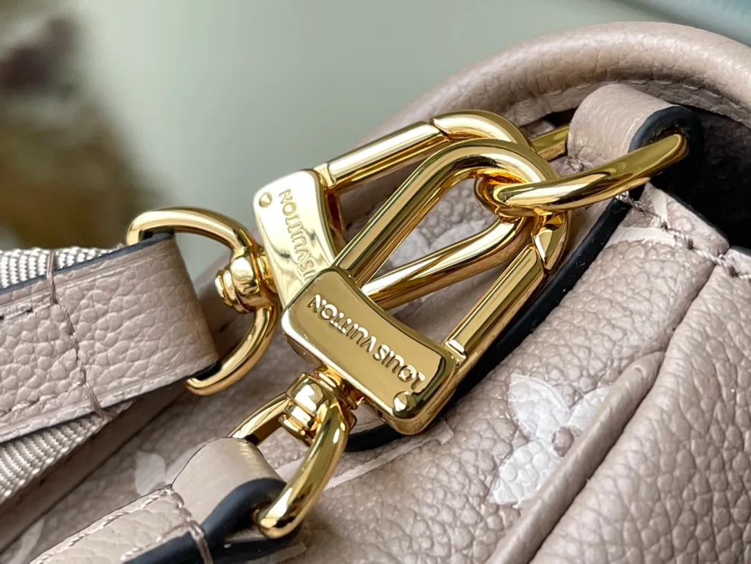 💰1100 (first-grain leather) top-quality original order M46388 apricot silk screen. This Diane handbag is made of classic Monogram Empreinte embossed leather. The brand logo is woven into the detachable wide jacquard shoulder strap. In addition to the detachable leather shoulder strap, a cross-body option is added, which can flexibly match the elegant style or dynamic style. Dimensions: 23 × 16 × 8.5 cm