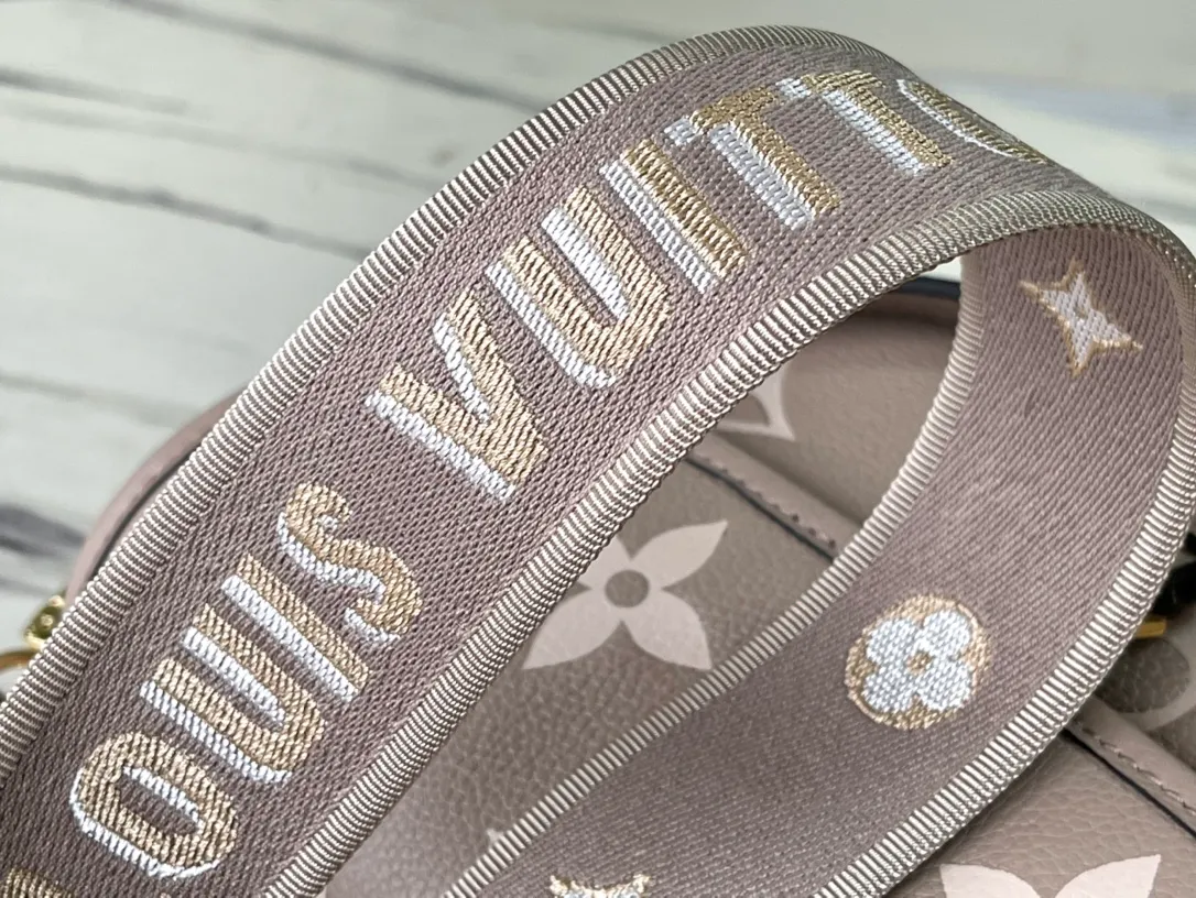 💰1100 (first-grain leather) top-quality original order M46388 apricot silk screen. This Diane handbag is made of classic Monogram Empreinte embossed leather. The brand logo is woven into the detachable wide jacquard shoulder strap. In addition to the detachable leather shoulder strap, a cross-body option is added, which can flexibly match the elegant style or dynamic style. Dimensions: 23 × 16 × 8.5 cm