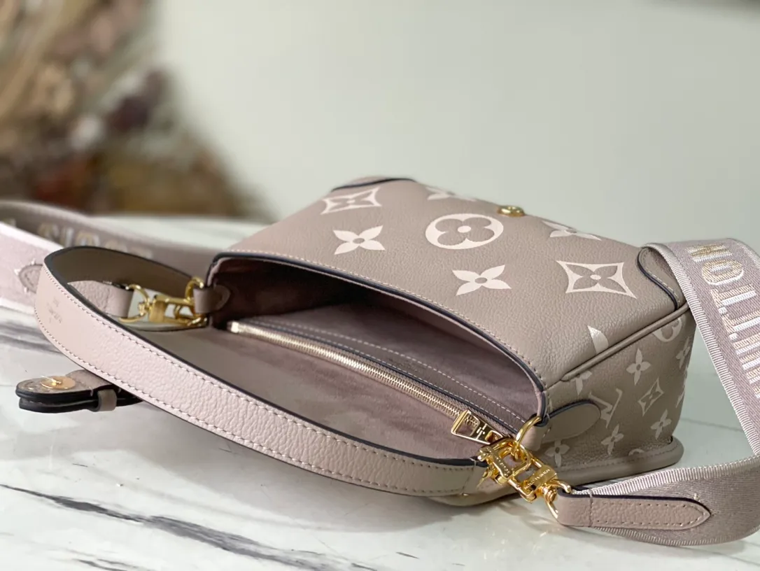 💰1100 (first-grain leather) top-quality original order M46388 apricot silk screen. This Diane handbag is made of classic Monogram Empreinte embossed leather. The brand logo is woven into the detachable wide jacquard shoulder strap. In addition to the detachable leather shoulder strap, a cross-body option is added, which can flexibly match the elegant style or dynamic style. Dimensions: 23 × 16 × 8.5 cm