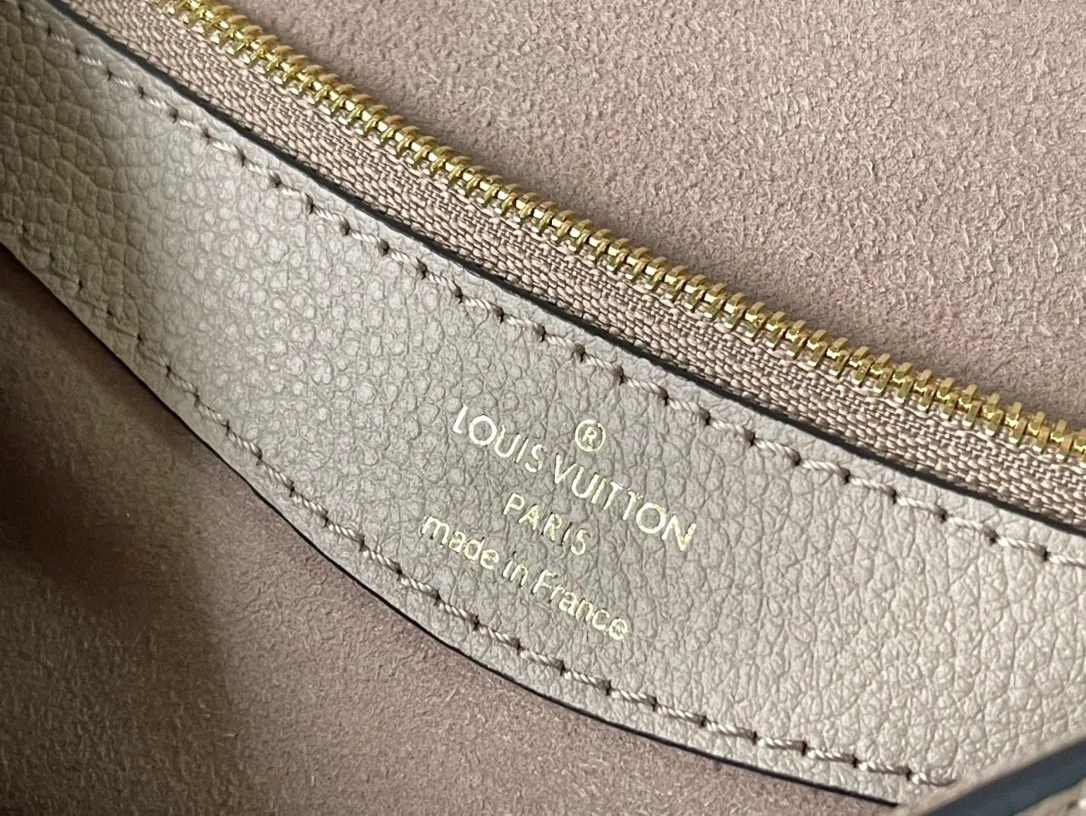 💰1100 (first-grain leather) top-quality original order M46388 apricot silk screen. This Diane handbag is made of classic Monogram Empreinte embossed leather. The brand logo is woven into the detachable wide jacquard shoulder strap. In addition to the detachable leather shoulder strap, a cross-body option is added, which can flexibly match the elegant style or dynamic style. Dimensions: 23 × 16 × 8.5 cm