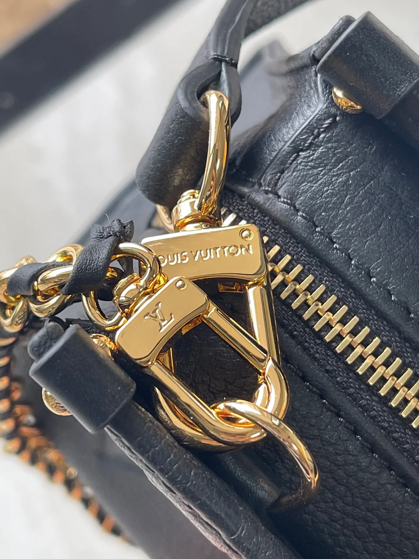💰1060 (top-grain leather) top original M23640 black This OnTheGo East West handbag introduces the OnTheGo small tote bag design. It uses Monogram Empreinte leather to reinterpret East West's ample configuration. Giant Monogram is embossed on the leather body. The neat inner layer can store daily necessities. The top handle and detachable leather chain shoulder strap allow for multiple carrying methods. Size: 25x13x10cm