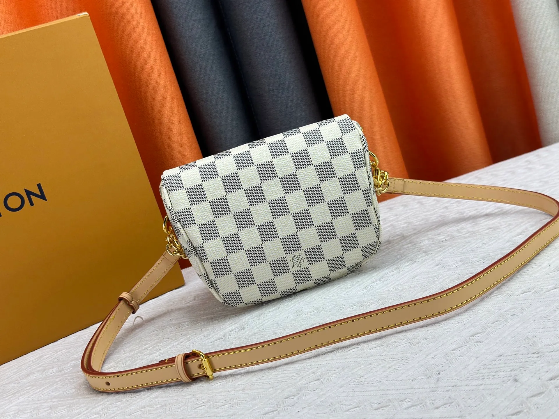 P240 M82208 M00130 M82335 This Mini Bumbag handbag comes from the LV Gradient series. The Monogram embossing of Monogram Empreinte leather renders the gradient midsummer color. The on-trend construction features a zipped main compartment and a front pocket with a Louis Vuitton leather label. With the detachable chain and detachable and adjustable shoulder strap, it can be worn as a shoulder or cross-body bag. Dimensions: 17x12x9.5 cm