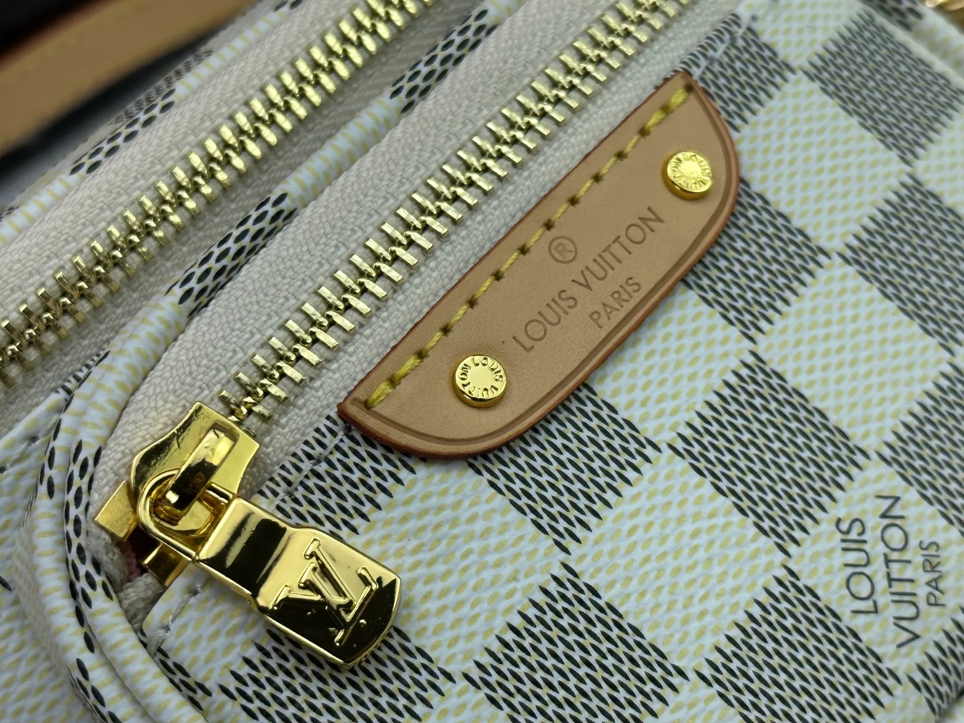 P240 M82208 M00130 M82335 This Mini Bumbag handbag comes from the LV Gradient series. The Monogram embossing of Monogram Empreinte leather renders the gradient midsummer color. The on-trend construction features a zipped main compartment and a front pocket with a Louis Vuitton leather label. With the detachable chain and detachable and adjustable shoulder strap, it can be worn as a shoulder or cross-body bag. Dimensions: 17x12x9.5 cm