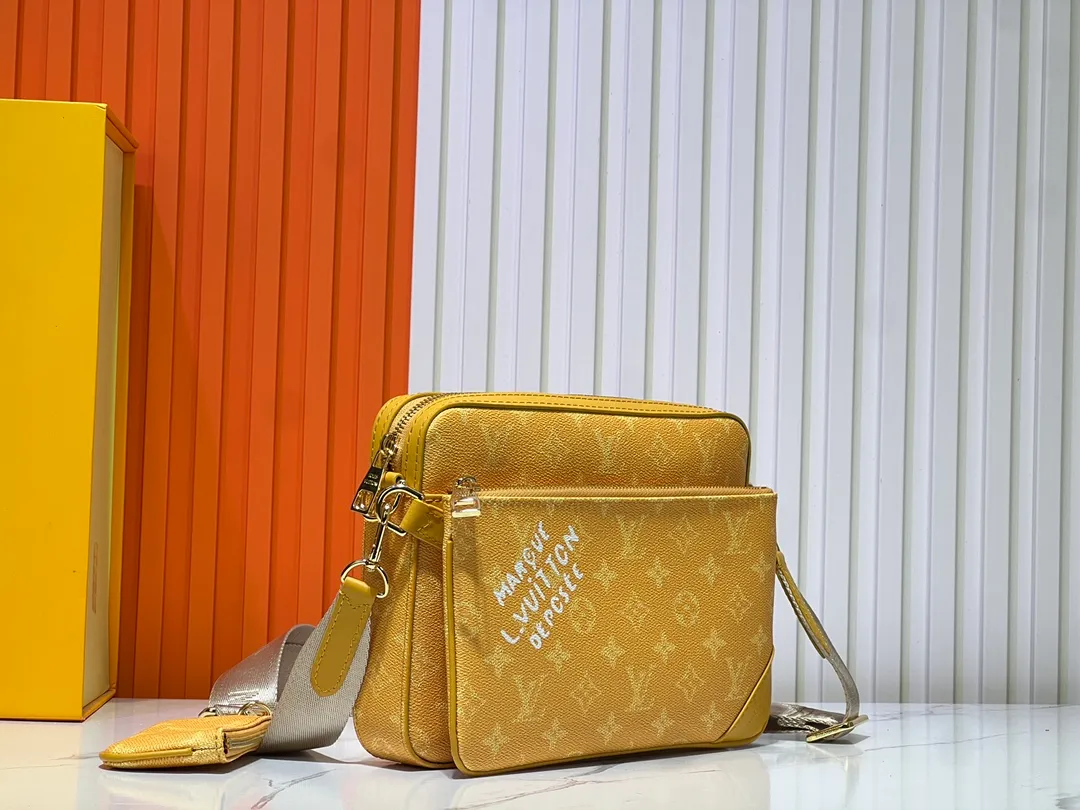 Batch 300💰Official website latest model M12868 M69443 M45320 M12766 New men's bag three-piece messenger bag series This Trio messenger bag uses Monogram Eclipse Reverse canvas and eye-catching details to create a three-in-one design. The zippered front pocket and coin purse on the shoulder strap are both detachable, enriching the functional design with the main pocket. The adjustable and removable fabric shoulder strap is embellished with the Louis Vuitton logo and provides a comfortable shoulder-carrying experience. Dimensions: 25.0×18.5×7.0