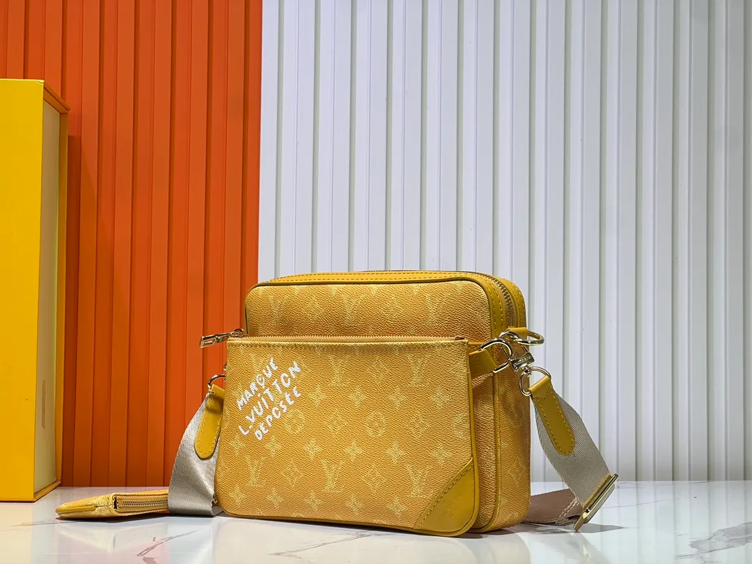 Batch 300💰Official website latest model M12868 M69443 M45320 M12766 New men's bag three-piece messenger bag series This Trio messenger bag uses Monogram Eclipse Reverse canvas and eye-catching details to create a three-in-one design. The zippered front pocket and coin purse on the shoulder strap are both detachable, enriching the functional design with the main pocket. The adjustable and removable fabric shoulder strap is embellished with the Louis Vuitton logo and provides a comfortable shoulder-carrying experience. Dimensions: 25.0×18.5×7.0