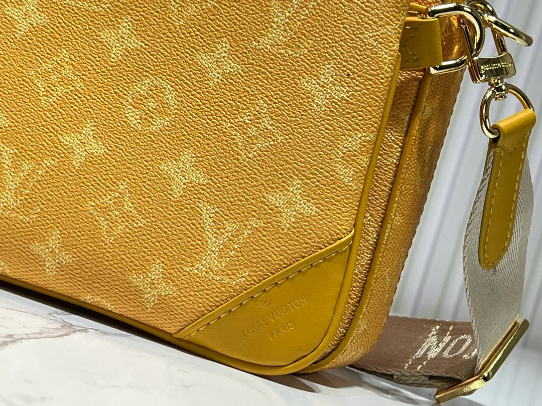 Batch 300💰Official website latest model M12868 M69443 M45320 M12766 New men's bag three-piece messenger bag series This Trio messenger bag uses Monogram Eclipse Reverse canvas and eye-catching details to create a three-in-one design. The zippered front pocket and coin purse on the shoulder strap are both detachable, enriching the functional design with the main pocket. The adjustable and removable fabric shoulder strap is embellished with the Louis Vuitton logo and provides a comfortable shoulder-carrying experience. Dimensions: 25.0×18.5×7.0