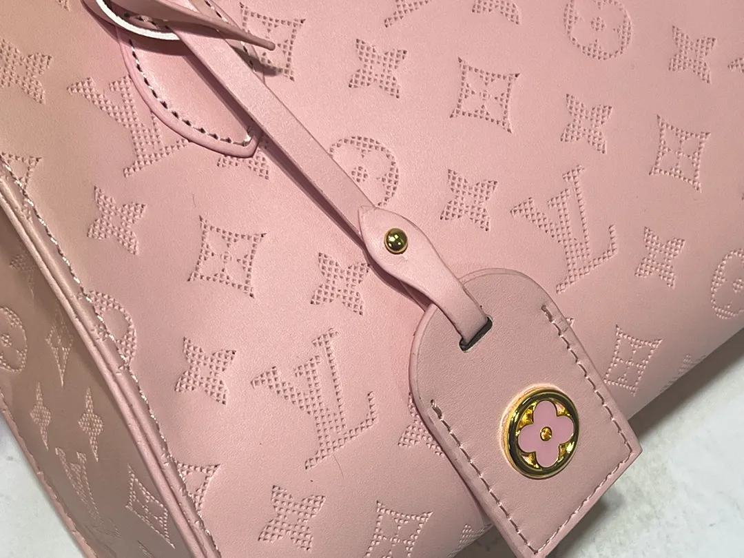 Batch 260💰Upgraded from the original M12465 M12775 M45659 M45607 MM45595 M46531 M45495 This Monogram Ink series OnTheGo medium handbag has a matte texture of smooth cow leather, and the rivet tabs on the corners pay tribute to the brand's classic hard box design. The neat interior has a large zipper pocket for storing banknotes and receipts. Dimensions: 25 x 19x 11 cm (length x height x width)