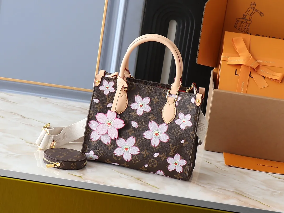 💰260💰Upgraded original M13269 M45659 M46373 M44571 Murakami Takashi co-branded cherry blossom This OnTheGo small handbag is made of Monogram and Monogram Reverse canvas, with Monogram Giant pattern embellished on it. The Toron handle and the jacquard textured shoulder strap decorated with the brand's logo create a visual contrast, and the detachable coin bag is suitable for storing change or small items. It combines fashionable charm with various functions, making it a good daily companion. 25.0 x 19.0 x 11.5 cm (length x height x width)
