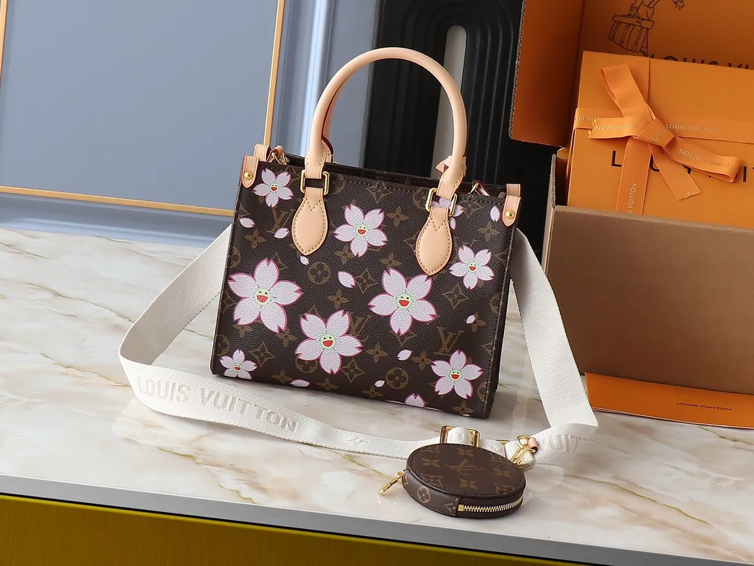 💰260💰Upgraded original M13269 M45659 M46373 M44571 Murakami Takashi co-branded cherry blossom This OnTheGo small handbag is made of Monogram and Monogram Reverse canvas, with Monogram Giant pattern embellished on it. The Toron handle and the jacquard textured shoulder strap decorated with the brand's logo create a visual contrast, and the detachable coin bag is suitable for storing change or small items. It combines fashionable charm with various functions, making it a good daily companion. 25.0 x 19.0 x 11.5 cm (length x height x width)