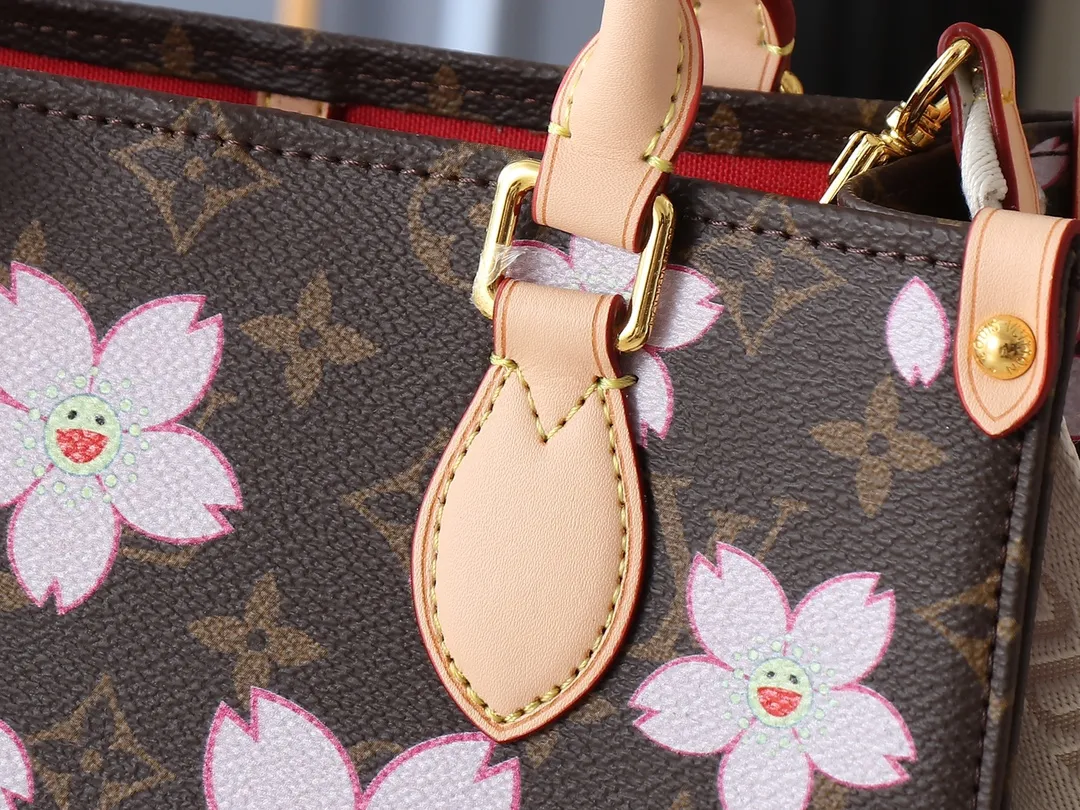 💰260💰Upgraded original M13269 M45659 M46373 M44571 Murakami Takashi co-branded cherry blossom This OnTheGo small handbag is made of Monogram and Monogram Reverse canvas, with Monogram Giant pattern embellished on it. The Toron handle and the jacquard textured shoulder strap decorated with the brand's logo create a visual contrast, and the detachable coin bag is suitable for storing change or small items. It combines fashionable charm with various functions, making it a good daily companion. 25.0 x 19.0 x 11.5 cm (length x height x width)