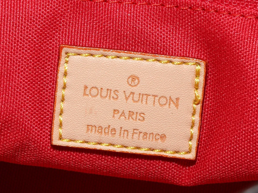 💰260💰Upgraded original M13269 M45659 M46373 M44571 Murakami Takashi co-branded cherry blossom This OnTheGo small handbag is made of Monogram and Monogram Reverse canvas, with Monogram Giant pattern embellished on it. The Toron handle and the jacquard textured shoulder strap decorated with the brand's logo create a visual contrast, and the detachable coin bag is suitable for storing change or small items. It combines fashionable charm with various functions, making it a good daily companion. 25.0 x 19.0 x 11.5 cm (length x height x width)