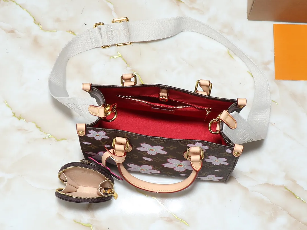 💰260💰Upgraded original M13269 M45659 M46373 M44571 Murakami Takashi co-branded cherry blossom This OnTheGo small handbag is made of Monogram and Monogram Reverse canvas, with Monogram Giant pattern embellished on it. The Toron handle and the jacquard textured shoulder strap decorated with the brand's logo create a visual contrast, and the detachable coin bag is suitable for storing change or small items. It combines fashionable charm with various functions, making it a good daily companion. 25.0 x 19.0 x 11.5 cm (length x height x width)