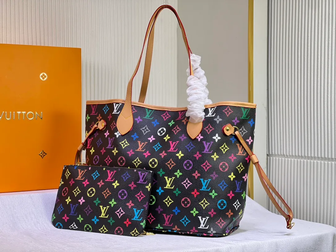 Batch 260💰M40156 M40995 [Latest color printing] Louis Vuitton’s new interpretation of the Neverfull classic handbag, explore the exquisite details inside the bag. Redesigned interior pockets feature fresh fabric linings and vintage details inspired by the Louis Vuitton archives, most notably the detachable zippered clutch, which can be used on its own as a sophisticated clutch or as an additional pocket. Bright lining tones add a more lively feel to Monogram's classic canvas. The most shining bag at night, only 🈶 can make you the brightest star in the night. Size 32×29×17cm