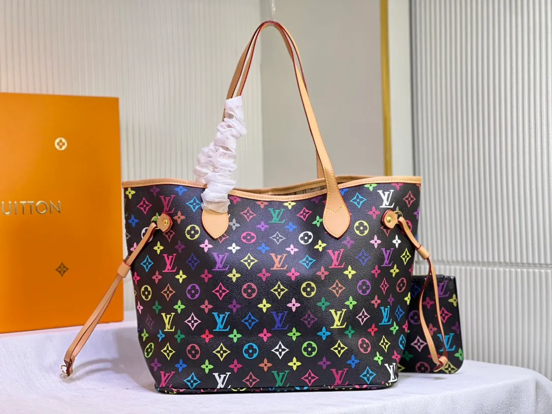 Batch 260💰M40156 M40995 [Latest color printing] Louis Vuitton’s new interpretation of the Neverfull classic handbag, explore the exquisite details inside the bag. Redesigned interior pockets feature fresh fabric linings and vintage details inspired by the Louis Vuitton archives, most notably the detachable zippered clutch, which can be used on its own as a sophisticated clutch or as an additional pocket. Bright lining tones add a more lively feel to Monogram's classic canvas. The most shining bag at night, only 🈶 can make you the brightest star in the night. Size 32×29×17cm