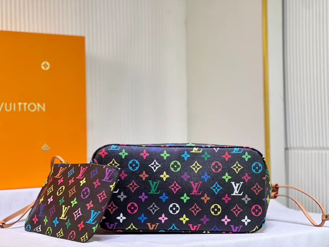 Batch 260💰M40156 M40995 [Latest color printing] Louis Vuitton’s new interpretation of the Neverfull classic handbag, explore the exquisite details inside the bag. Redesigned interior pockets feature fresh fabric linings and vintage details inspired by the Louis Vuitton archives, most notably the detachable zippered clutch, which can be used on its own as a sophisticated clutch or as an additional pocket. Bright lining tones add a more lively feel to Monogram's classic canvas. The most shining bag at night, only 🈶 can make you the brightest star in the night. Size 32×29×17cm