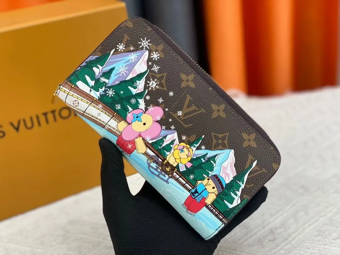 P150💰 M80857M60017 Japan limited wallet "Gibby Wallet", printed with Louis Vuitton's cute mascot "Vivian" illustration on single gram canvas. Brightly colored kites and cute mascots are combined, embellished with tiny single flowers. This is a collectible item that is perfect as a gift for those who love singles. Size: 19x 12.5x 3.0cm, 🎁🎁