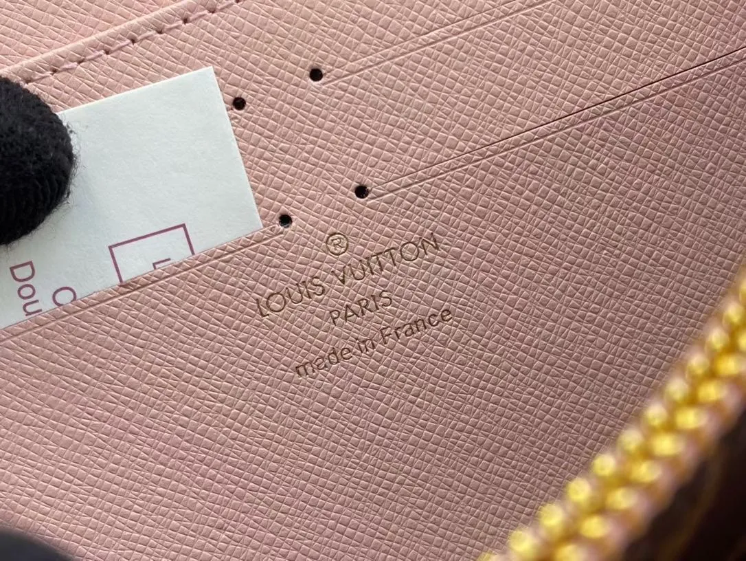 P150💰 M80857M60017 Japan limited wallet "Gibby Wallet", printed with Louis Vuitton's cute mascot "Vivian" illustration on single gram canvas. Brightly colored kites and cute mascots are combined, embellished with tiny single flowers. This is a collectible item that is perfect as a gift for those who love singles. Size: 19x 12.5x 3.0cm, 🎁🎁