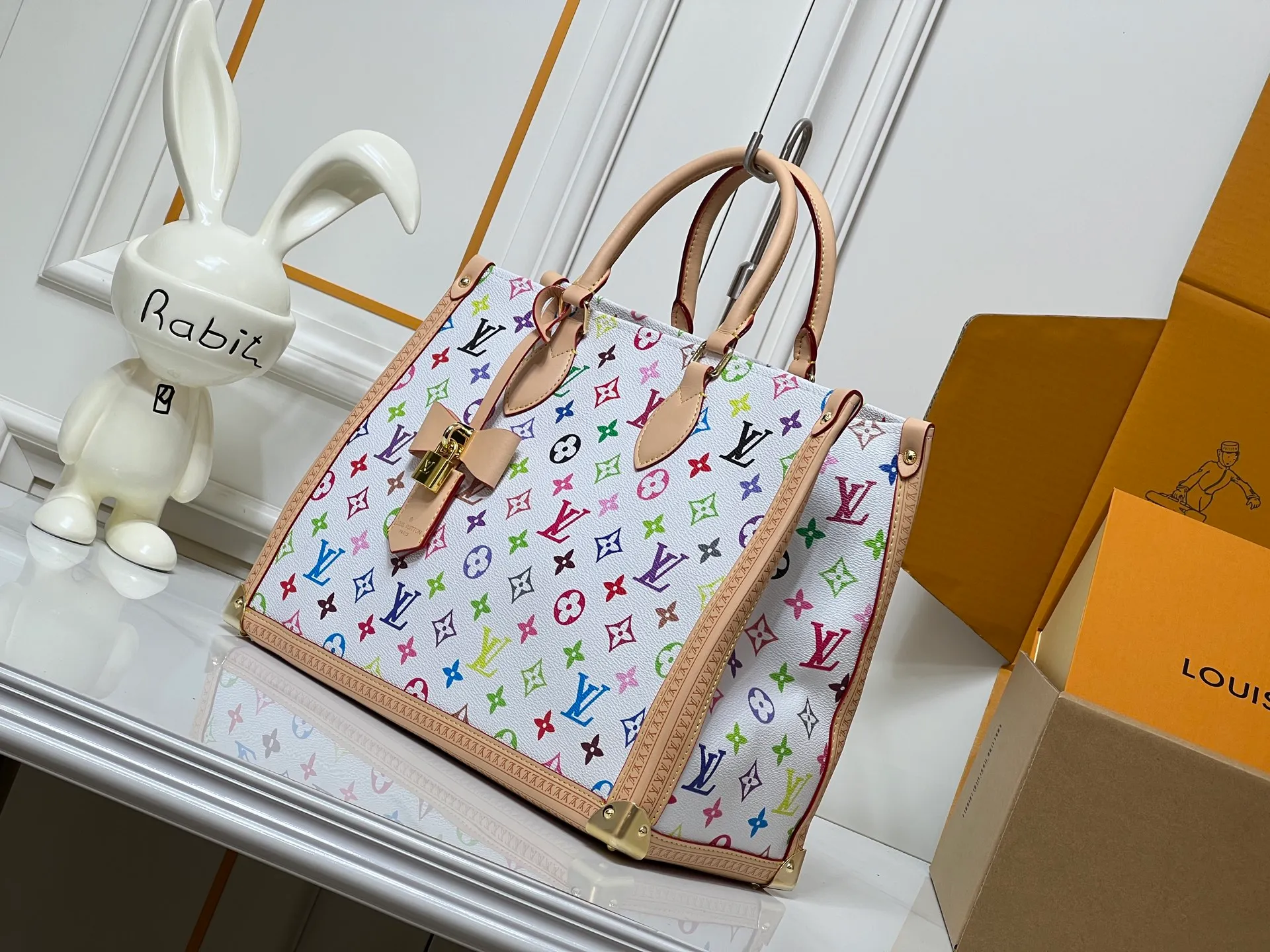 Batch 280💰Upgraded original M13079 Louis Vuitton x Takashi Murakami reissue series interprets the OnTheGo medium handbag in a smart way. The colorful Monogram canvas body, cowhide leather trim and LV x TM key bag highlight the sophisticated style. The shiny corners recall the design of traditional Louis Vuitton luggage, and the shoulder strap and top handle allow for multiple carrying methods. Dimensions: 35.0 x 27.0 x 14.0 cm (length x height x width)