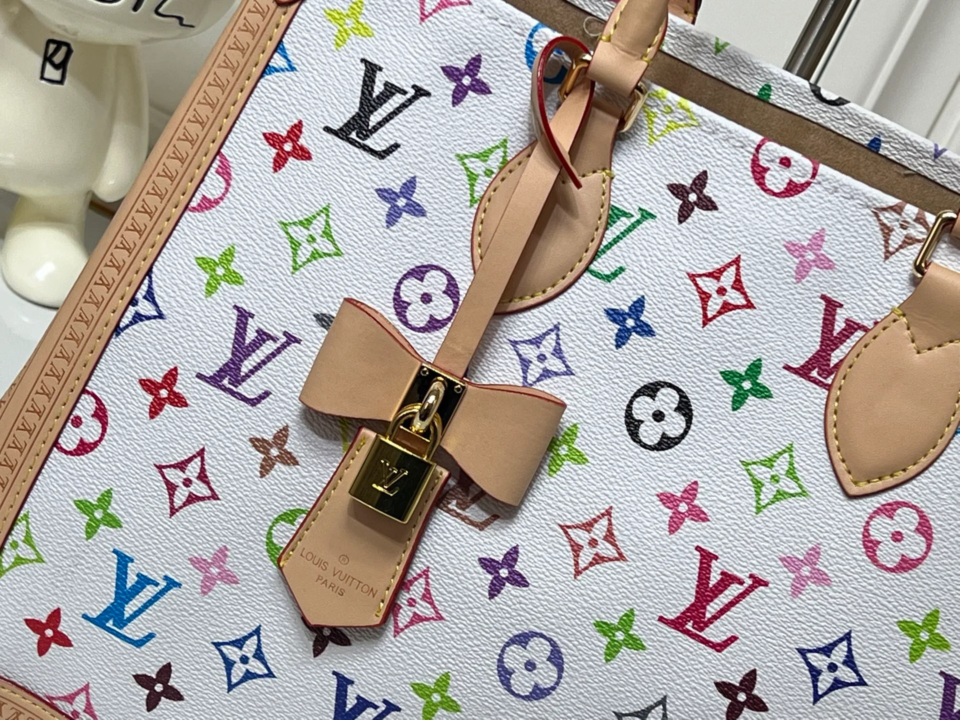 Batch 280💰Upgraded original M13079 Louis Vuitton x Takashi Murakami reissue series interprets the OnTheGo medium handbag in a smart way. The colorful Monogram canvas body, cowhide leather trim and LV x TM key bag highlight the sophisticated style. The shiny corners recall the design of traditional Louis Vuitton luggage, and the shoulder strap and top handle allow for multiple carrying methods. Dimensions: 35.0 x 27.0 x 14.0 cm (length x height x width)