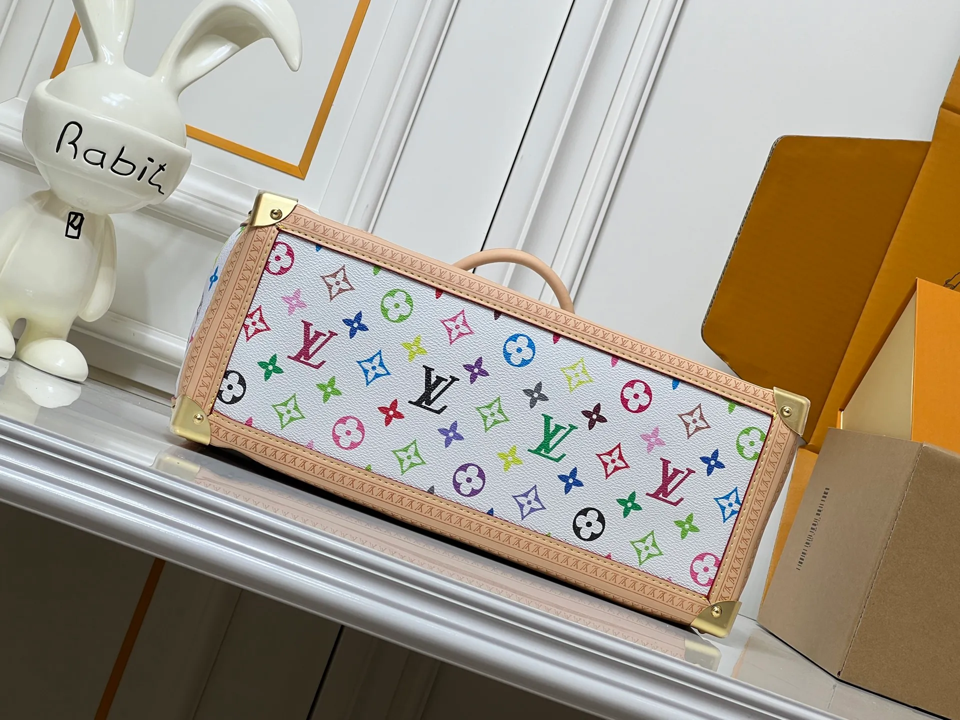 Batch 280💰Upgraded original M13079 Louis Vuitton x Takashi Murakami reissue series interprets the OnTheGo medium handbag in a smart way. The colorful Monogram canvas body, cowhide leather trim and LV x TM key bag highlight the sophisticated style. The shiny corners recall the design of traditional Louis Vuitton luggage, and the shoulder strap and top handle allow for multiple carrying methods. Dimensions: 35.0 x 27.0 x 14.0 cm (length x height x width)