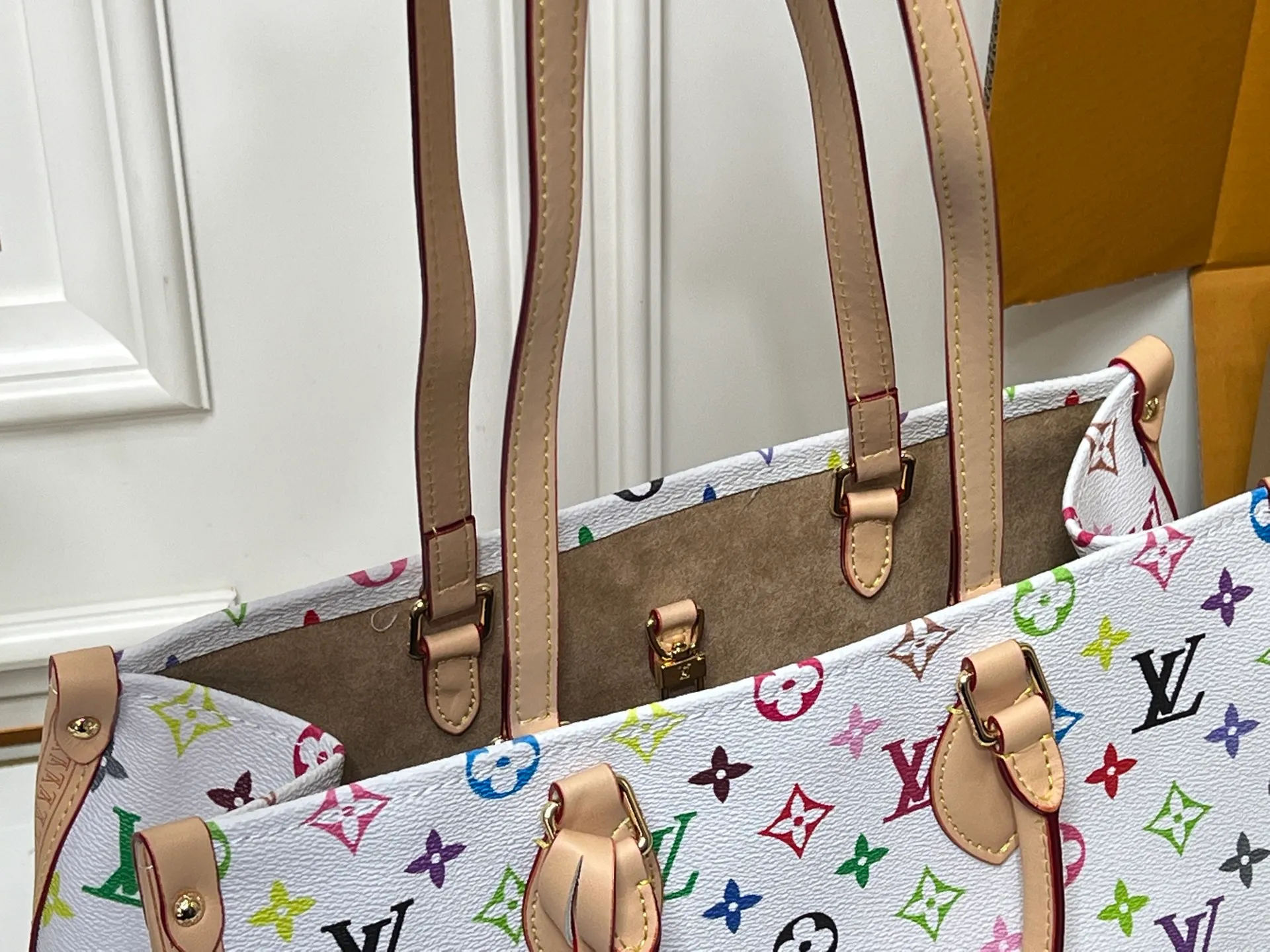Batch 280💰Upgraded original M13079 Louis Vuitton x Takashi Murakami reissue series interprets the OnTheGo medium handbag in a smart way. The colorful Monogram canvas body, cowhide leather trim and LV x TM key bag highlight the sophisticated style. The shiny corners recall the design of traditional Louis Vuitton luggage, and the shoulder strap and top handle allow for multiple carrying methods. Dimensions: 35.0 x 27.0 x 14.0 cm (length x height x width)
