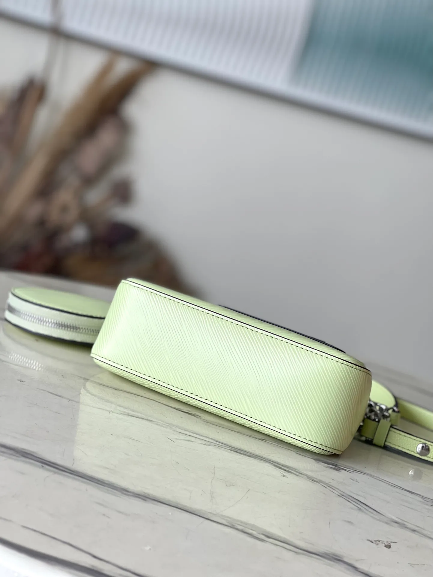 💰1300 (top layer leather) top original order M20998 apple green Marellini handbag uses the iconic Epi leather, integrating the smart elements of the Marelle handbag into a more compact configuration. The round coin purse can be removed at will and fixed to the bag's mirror-studded front patch pocket via a chain. Dimensions: 19×13.5×6.5 cm