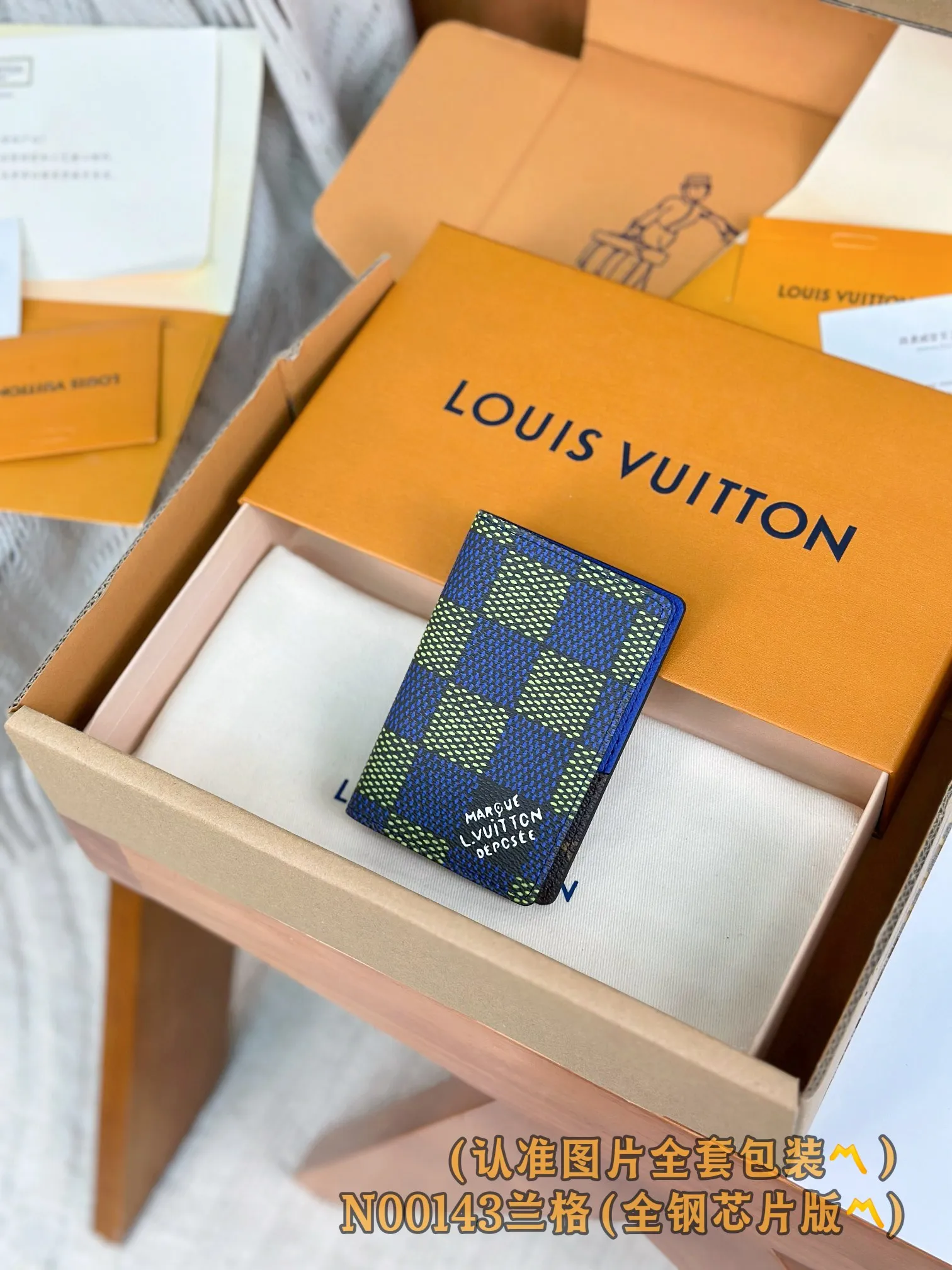 💰560 [Authentic grade] [Special grade MB all steel high elastic fabric] N00143 Lange pocket wallet color grid (〽️A grade all steel〽️) personalized customization! 163 transcoding chip, this wallet is made of LVers Damier denim, Pharrell Williams' creative use of large-size plaid. One of the squares is embellished with the 'Marque Louis Vuitton Déposé' logo. The denim material gives this short wallet a unique touch, while the retro design of the plaid pattern lends a traditional feel.  11.1 x 1 x 7.5 cm (height x width x length)