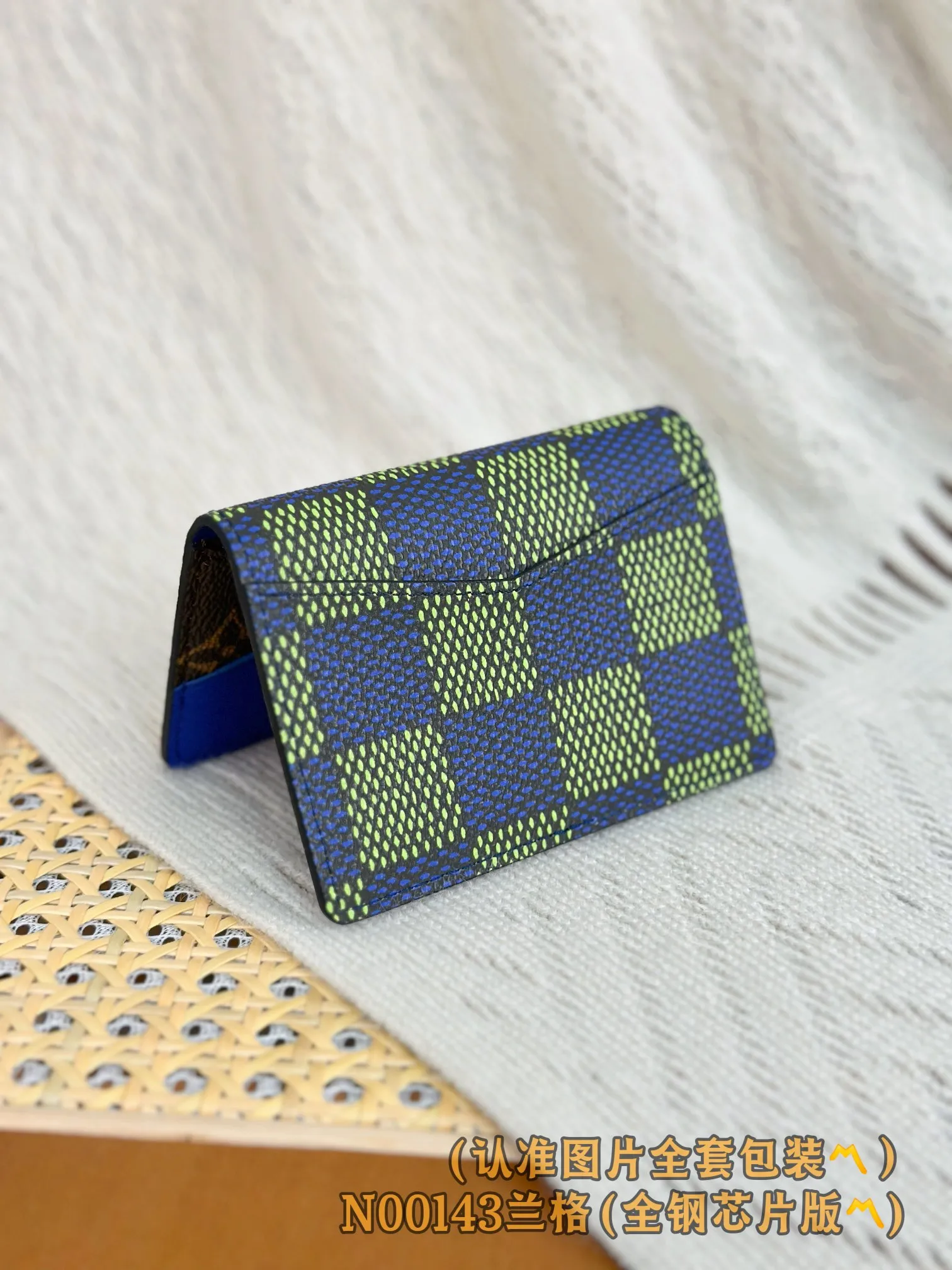 💰560 [Authentic grade] [Special grade MB all steel high elastic fabric] N00143 Lange pocket wallet color grid (〽️A grade all steel〽️) personalized customization! 163 transcoding chip, this wallet is made of LVers Damier denim, Pharrell Williams' creative use of large-size plaid. One of the squares is embellished with the 'Marque Louis Vuitton Déposé' logo. The denim material gives this short wallet a unique touch, while the retro design of the plaid pattern lends a traditional feel.  11.1 x 1 x 7.5 cm (height x width x length)