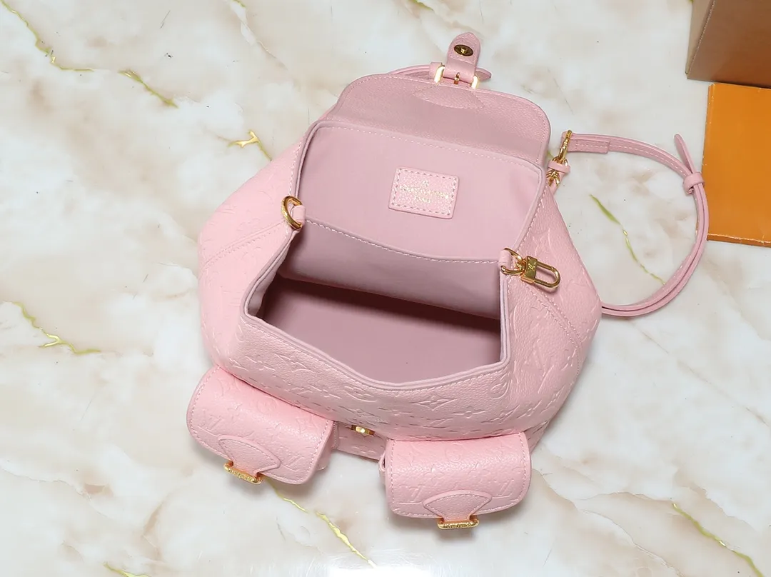 💰260💰Upgraded from the original M12987 M47074 M47072 M47106 This Backup backpack reinterprets the fresh tones of the LV Milky Way series with soft touches, using Monogram Empreinte leather with elegant metal hardware. Multiple pockets designed to easily store large wallets and travel essentials. Dimensions: 20.0 x 22.0 x 14.0 cm (length x height x width)