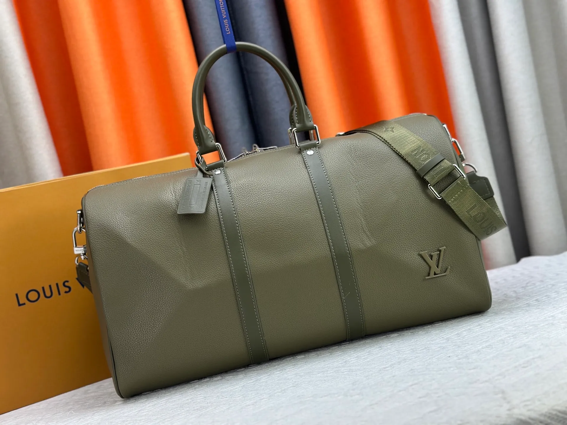 P340 M57088 M21536 Upgraded original version This keepall bandouliere 50 travel bag is made of monogram shadow leather with full monogram embossing and matte metal parts to achieve a minimalist design. The cabin luggage size is suitable for short trips. The keepall soft travel bag series was born in the 1930s and is as classic and elegant as ever. Dimensions: 50x 29 x 23 cm