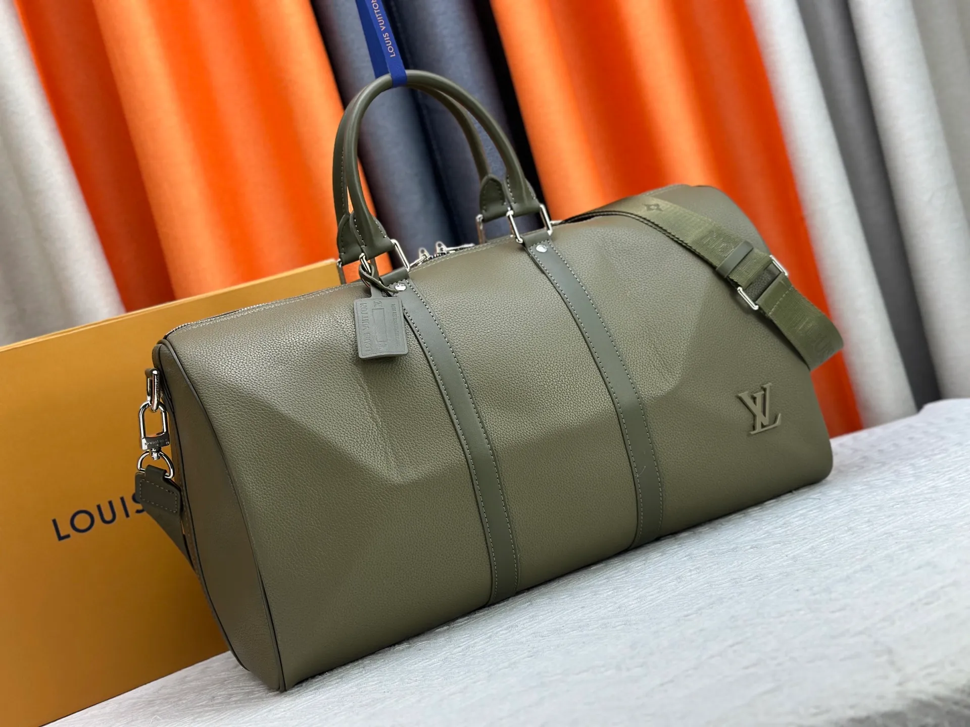 P340 M57088 M21536 Upgraded original version This keepall bandouliere 50 travel bag is made of monogram shadow leather with full monogram embossing and matte metal parts to achieve a minimalist design. The cabin luggage size is suitable for short trips. The keepall soft travel bag series was born in the 1930s and is as classic and elegant as ever. Dimensions: 50x 29 x 23 cm