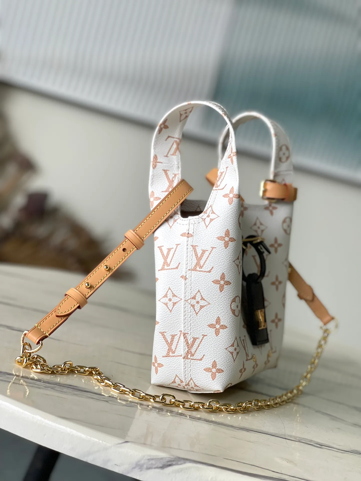 💰920 (steel chain) top original order M24408 Lvjia China limited ATLANTIS vegetable basket cross-body armpit 2023 catwalk version of the new limited edition vegetable basket, with a strong image of soft shape, sharp edges and strong sense combined with the shape of the basket, the monogram presbyopia interpretation is particularly distinctive in the complicated bag world. The concave shape is beautiful! Dimensions: 17x17x17 cm