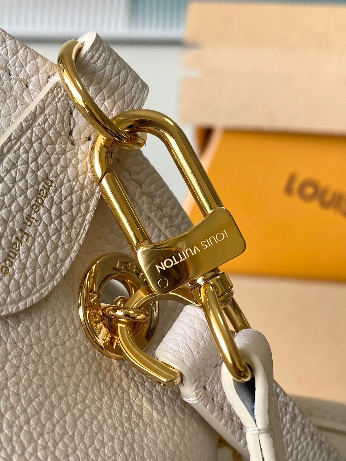 💰1260 (top layer leather) top quality original item M46545 This Summer Bundle handbag is from the Dégradé series. The new drawstring design adds to the summer atmosphere. The Monogram Empreinte embossed leather bag features a gradient tone to brighten any seasonal look. The double handles and detachable cross-body strap provide a variety of stylish carrying options, making it a great companion for travel day and night. Detailed features: 28 x 20 x 11.5 cm (length x height x width)