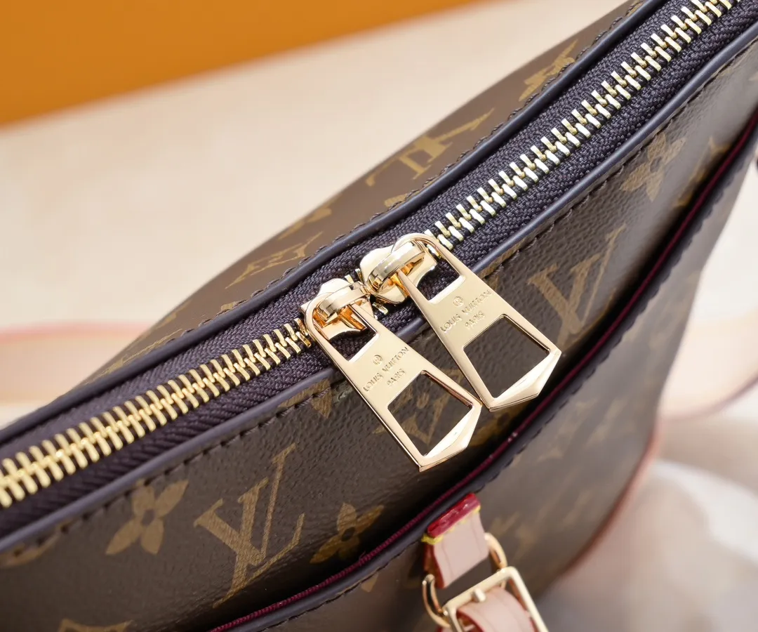 💰Large yellow leather 200 Small yellow leather 320💰Upgraded original version M45353 M45354 M45355 A new Odeon medium and small handbag is launched in the autumn and winter of 2020, using Monogram canvas and reinforced leather corners to convey a retro feel. The adjustable shoulder strap makes it easy to carry on the shoulder or across the body, and the zipper allows easy access to your belongings. Monogram coated canvas Semi-distressed vegetable tanned leather Natural cowhide and colorful cowhide trim Fabric lining Metal hardware Leather corners Shoulder strap loops Double zip closure External patch pocket with magnetic closure